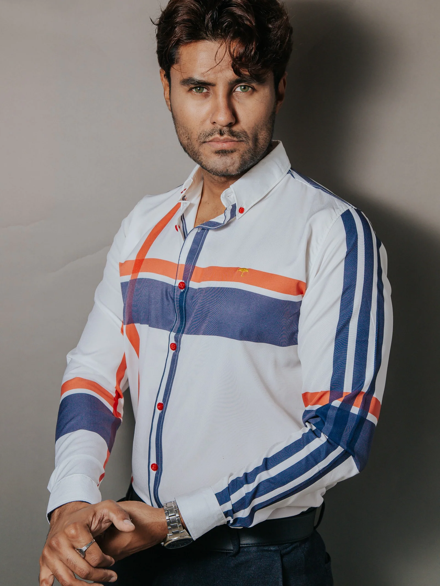 CAMISA HOMBRE CASUAL COLOR HUESO LÍNEAS AZUL Y ROJO