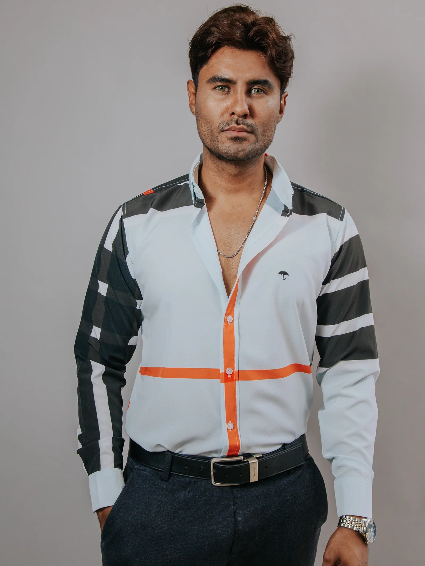 CAMISA HOMBRE SLIM FIT, AZUL CLARO LÍNEAS NEGRO Y NARANJA
