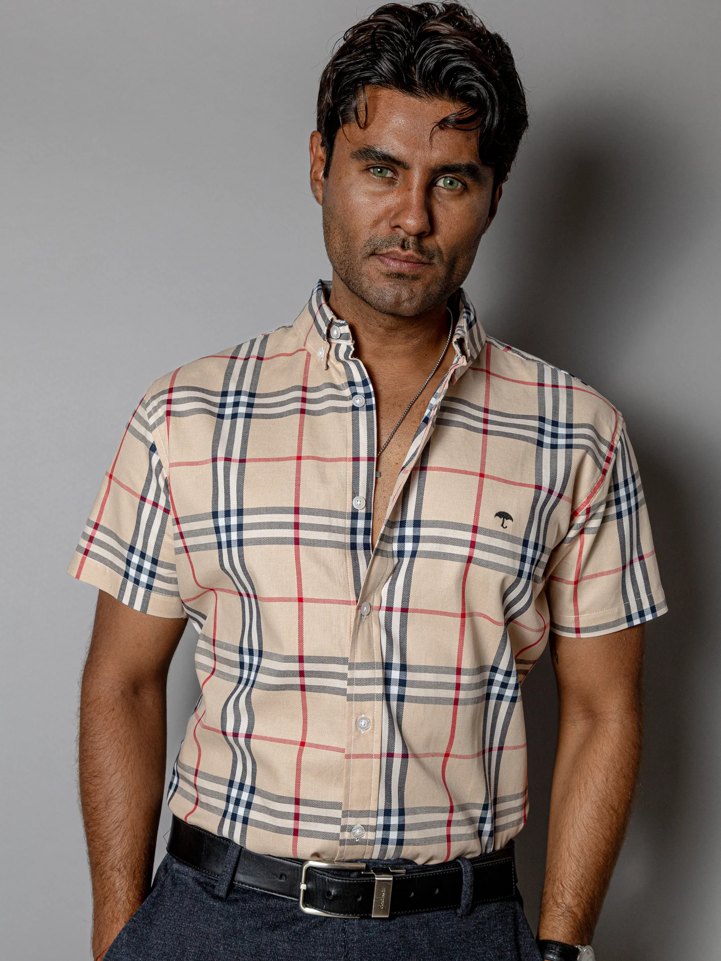CAMISA CASUAL HOMBRE, BEIGE LÍNEAS ROJO, NEGRA Y BLANCA