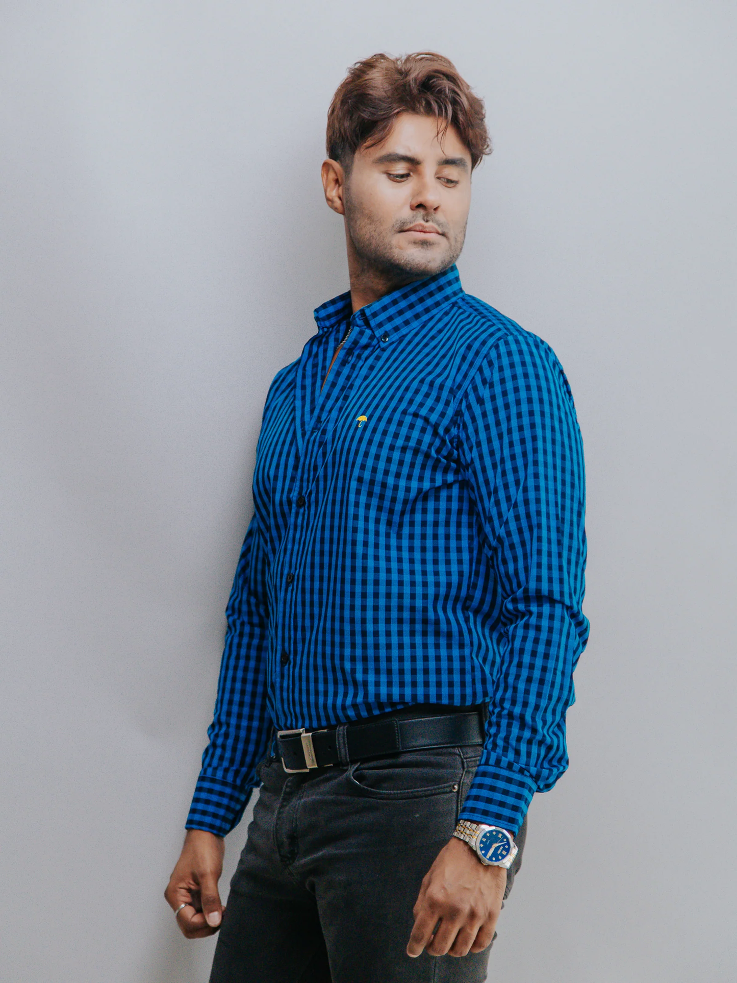 CAMISA HOMBRE SLIM FIT, MINI CUADROS NEGROS, AZUL REY