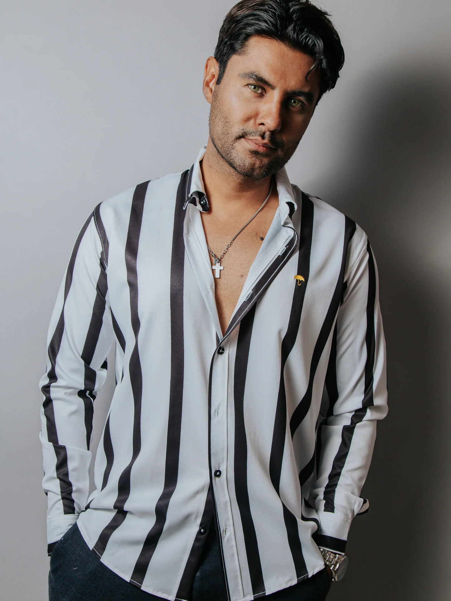 CAMISA HOMBRE CASUAL BLANCA RAYAS NEGRAS