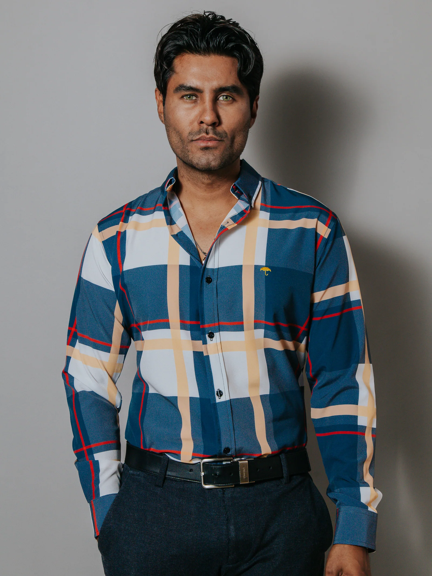CAMISA CASUAL HOMBRE, AZUL MARINO LÍNEAS ROJA Y BEIGE