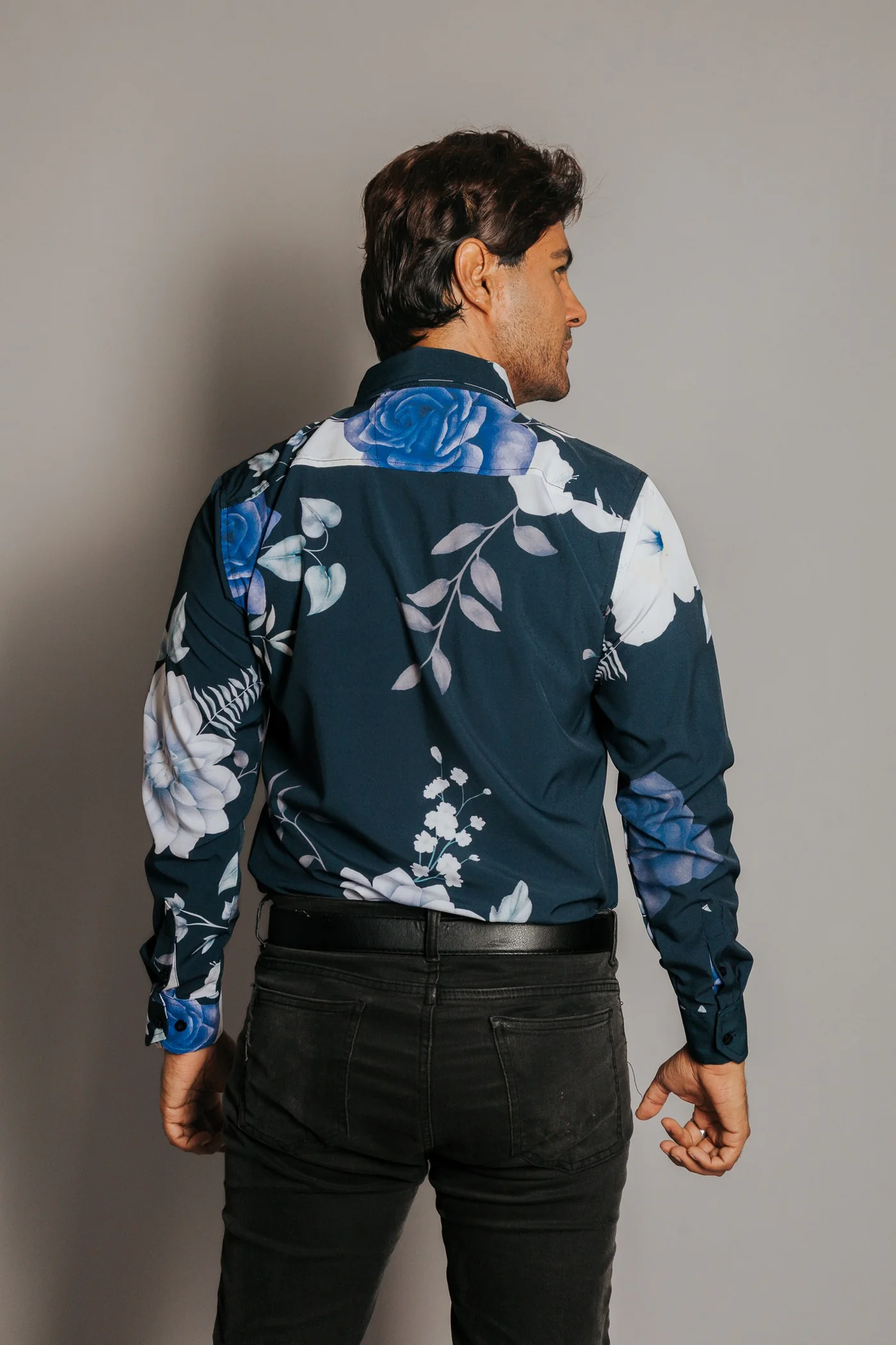CAMISA HOMBRE SLIM FIT, NEGRA ROSAS MORADAS Y BLANCAS