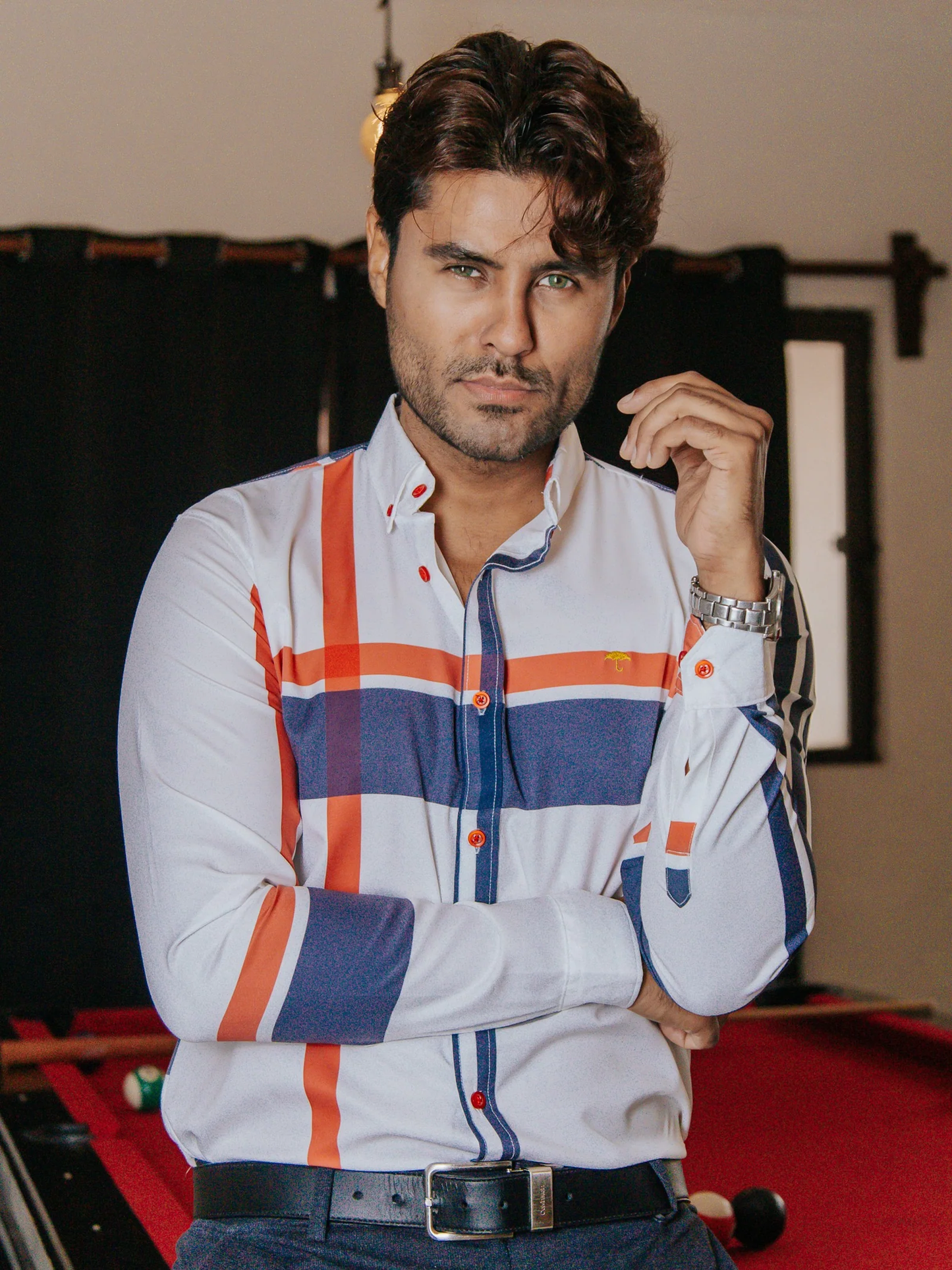CAMISA HOMBRE CASUAL COLOR HUESO LÍNEAS AZUL Y ROJO
