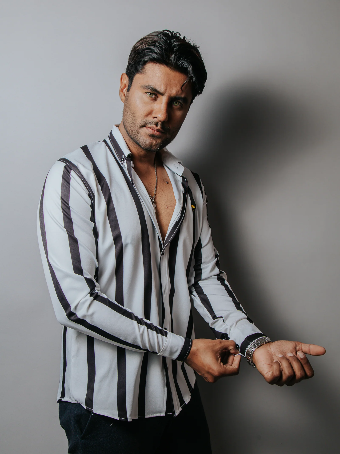 CAMISA HOMBRE CASUAL BLANCA RAYAS NEGRAS