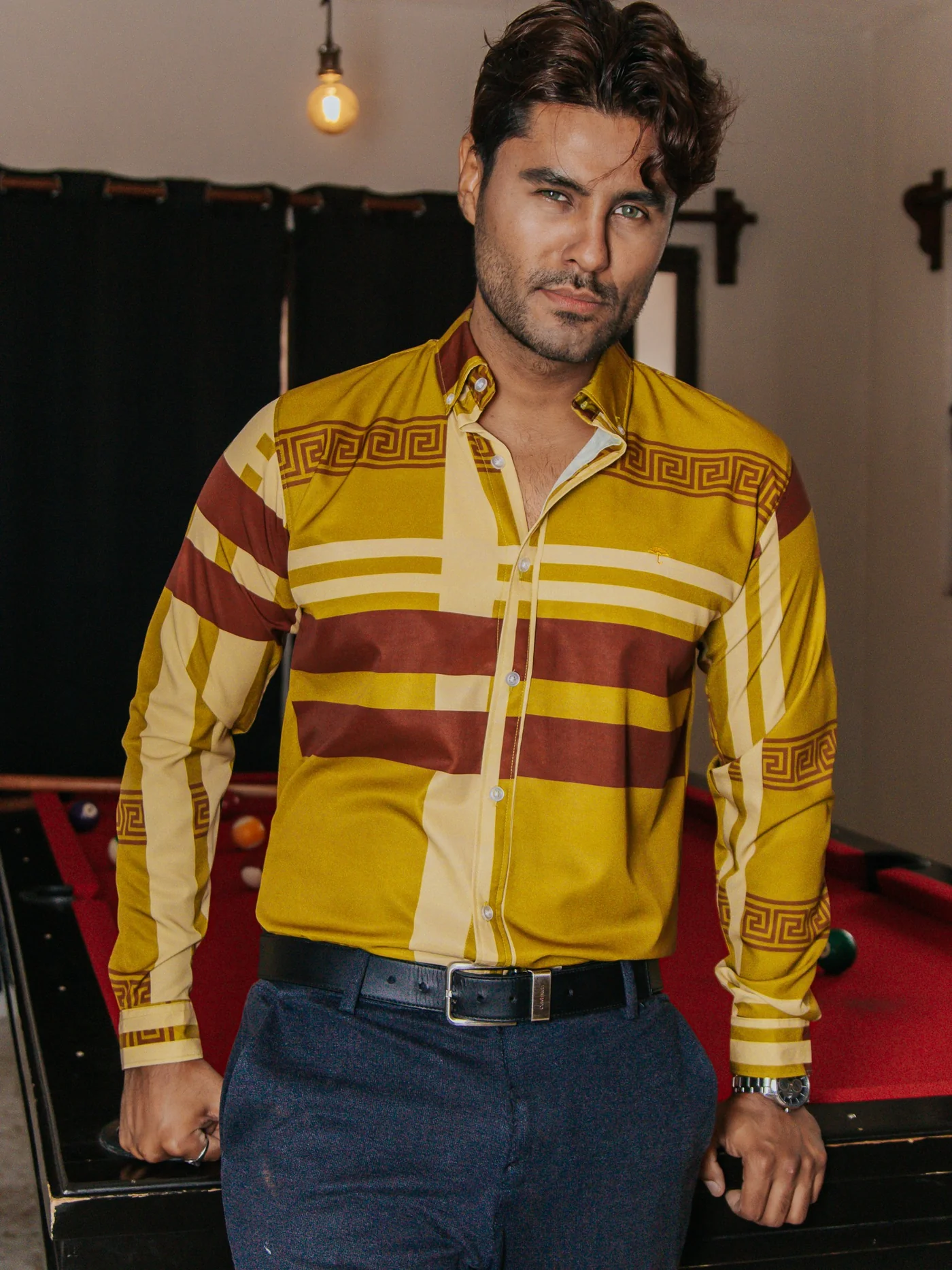 CAMISA HOMBRE SLIM FIT VERDE OLIVO DETALLE GRIEGO CHOCOLATE