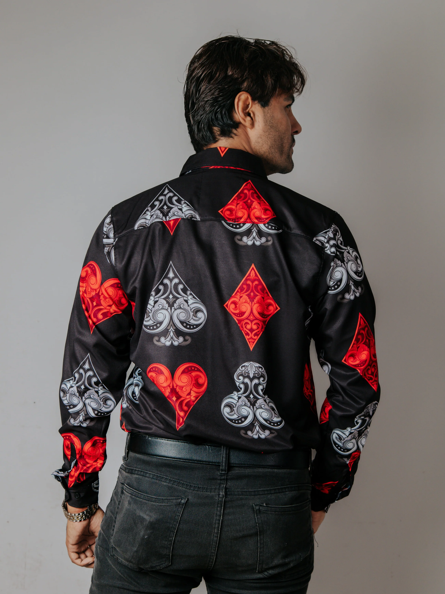 CAMISA HOMBRE SLIM FIT, NEGRA PICAS TRÉBOLES CORAZÓN ROJO Y GRIS
