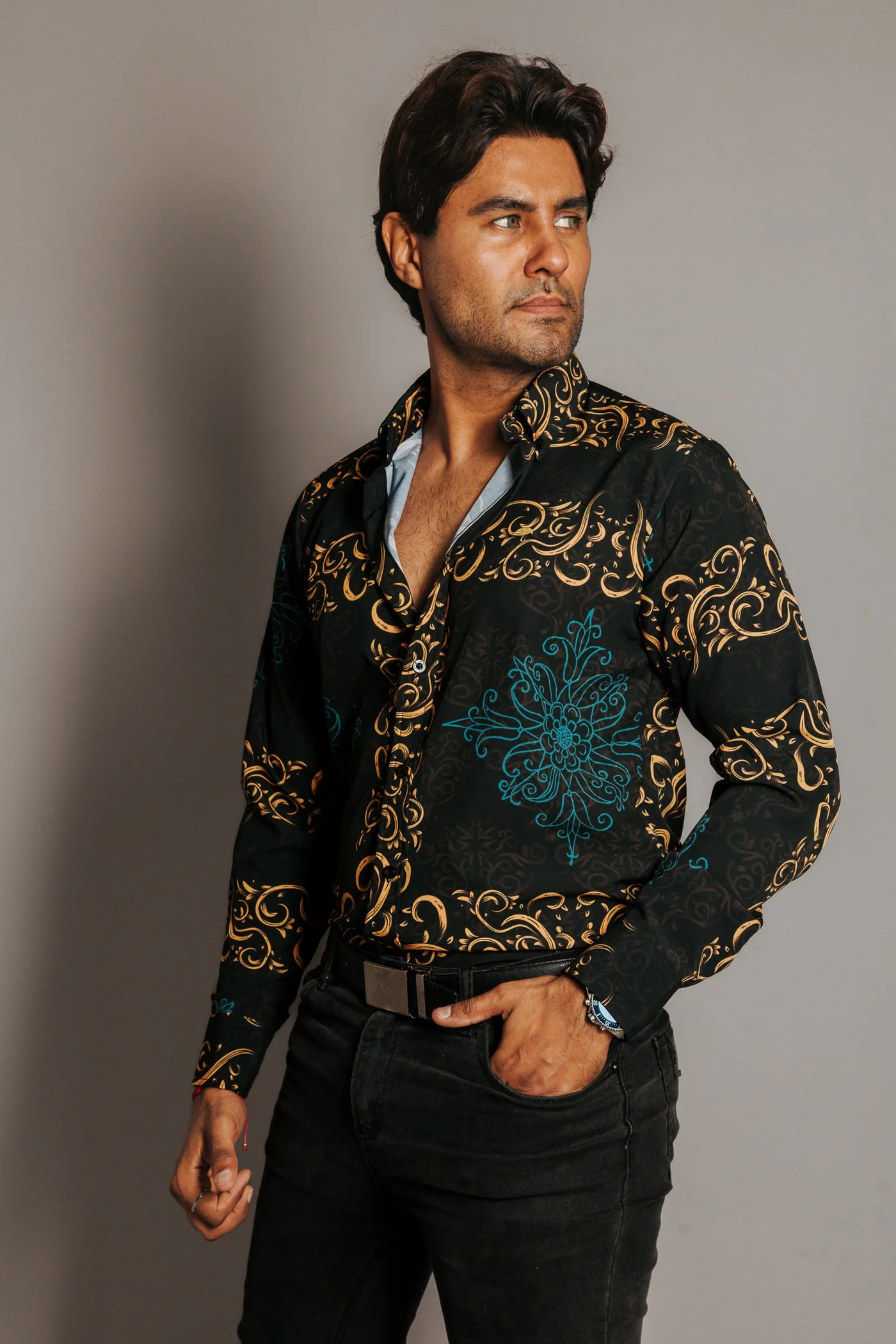 CAMISA HOMBRE SLIM FIT, DETALLE ORNAMENTAL DORADO MÁNDALA AZUL