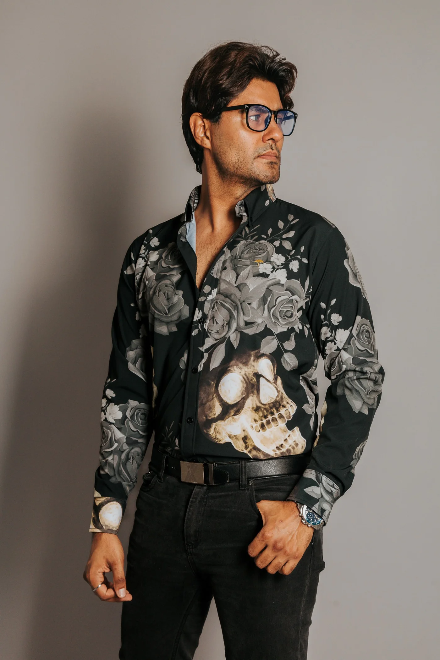 CAMISA HOMBRE SLIM FIT, NEGRO ROSAS CON CALAVERA