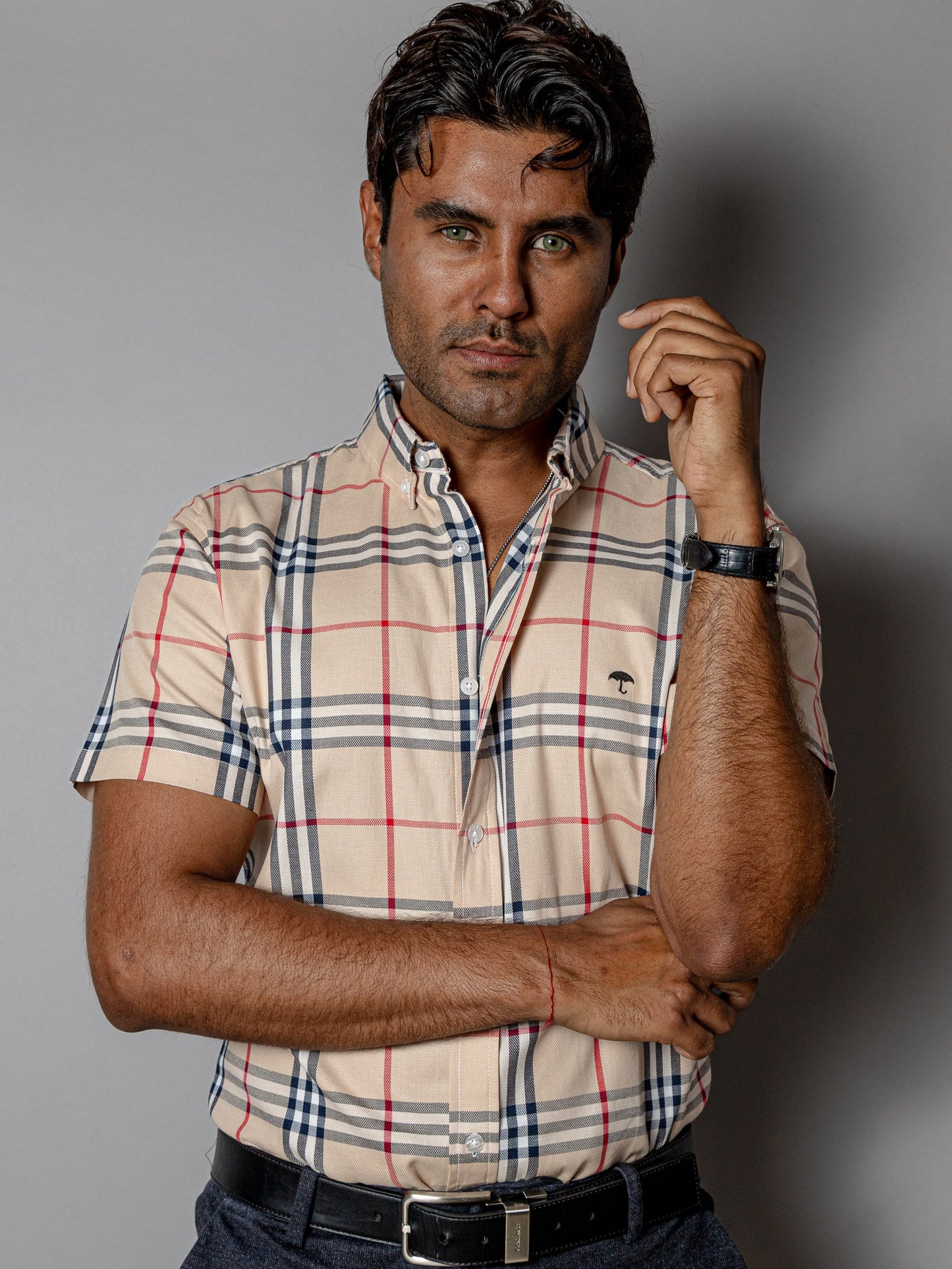 CAMISA CASUAL HOMBRE, BEIGE LÍNEAS ROJO, NEGRA Y BLANCA