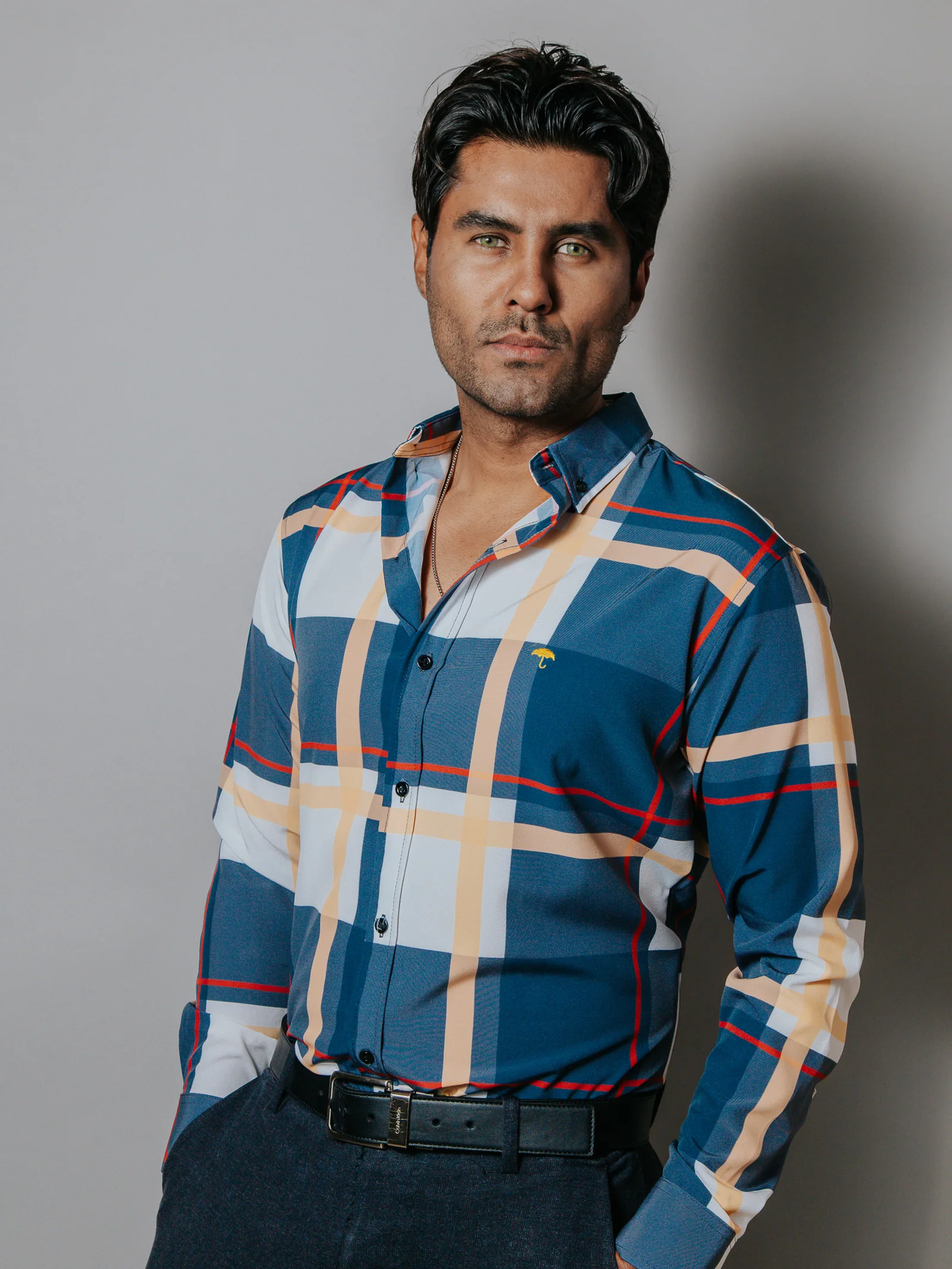CAMISA CASUAL HOMBRE, AZUL MARINO LÍNEAS ROJA Y BEIGE