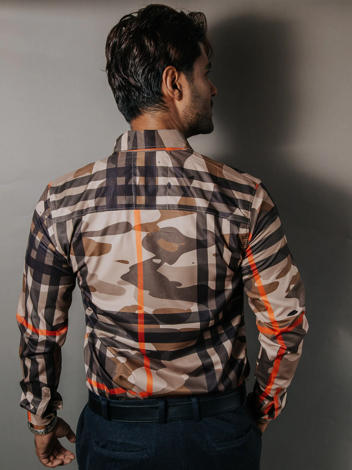 CAMISA HOMBRE SLIM FIT CAMUFLAJE LÍNEA NARANJA