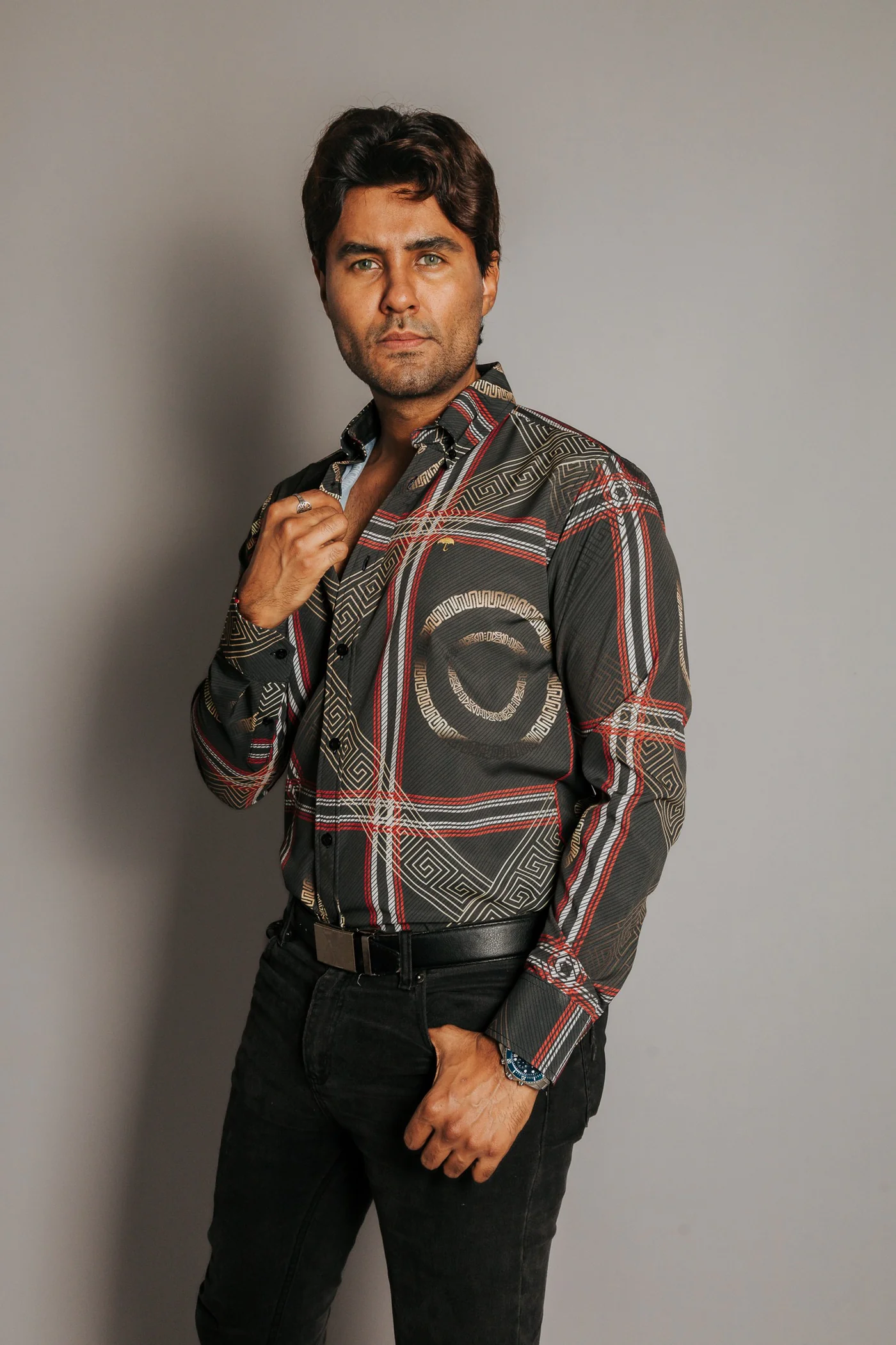 CAMISA HOMBRE SLIM FIT, NEGRA LÍNEA ROJA Y BLANCA GRECA DORADA