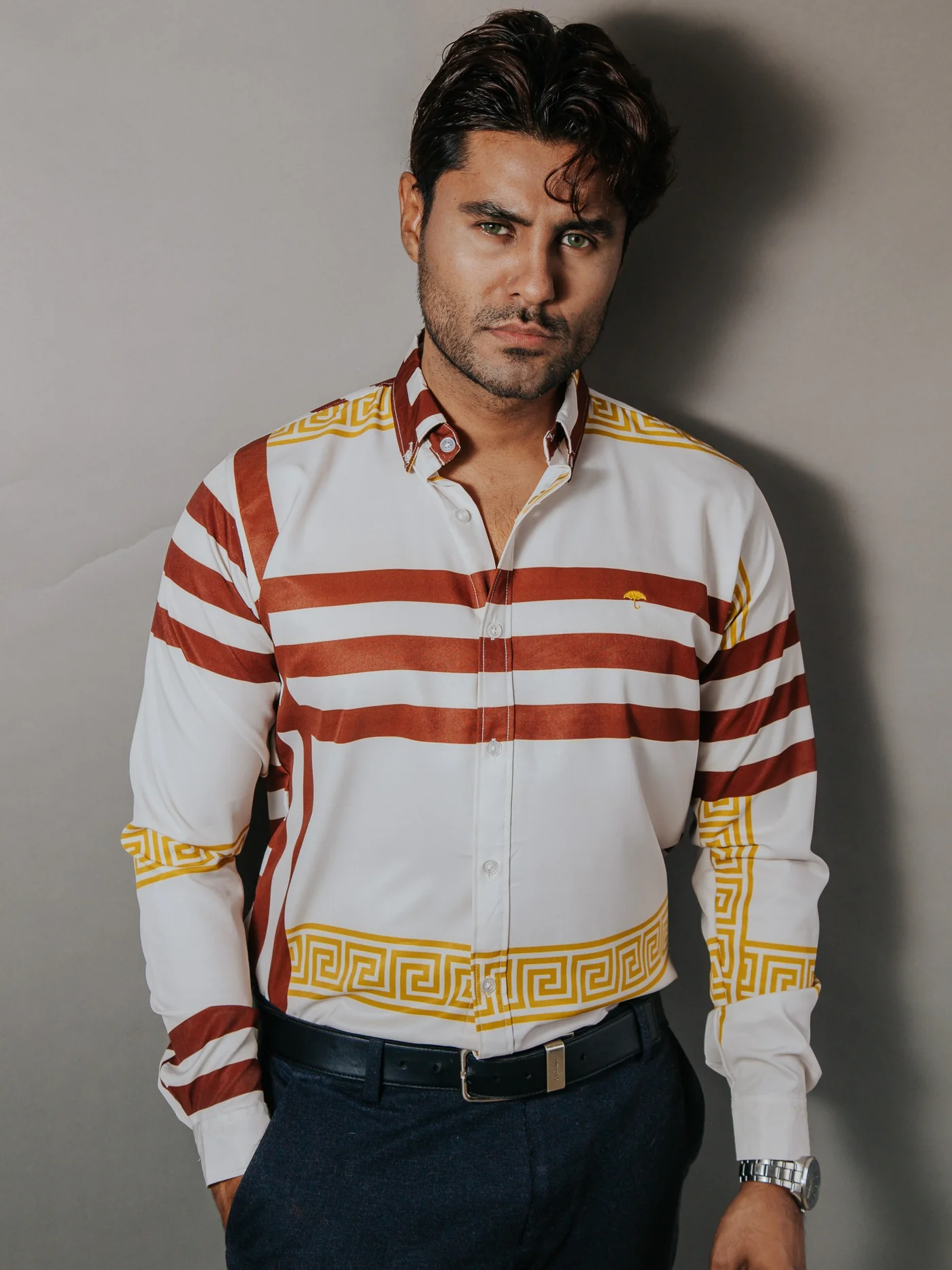 CAMISA HOMBRE SLIM FIT MARFIL DETALLE GRIEGO DORADO