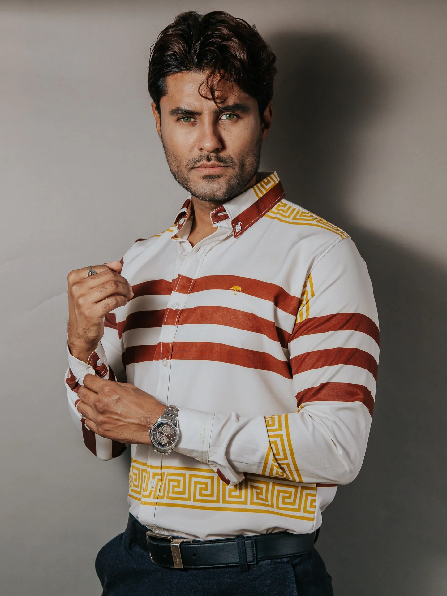 CAMISA HOMBRE SLIM FIT MARFIL DETALLE GRIEGO DORADO
