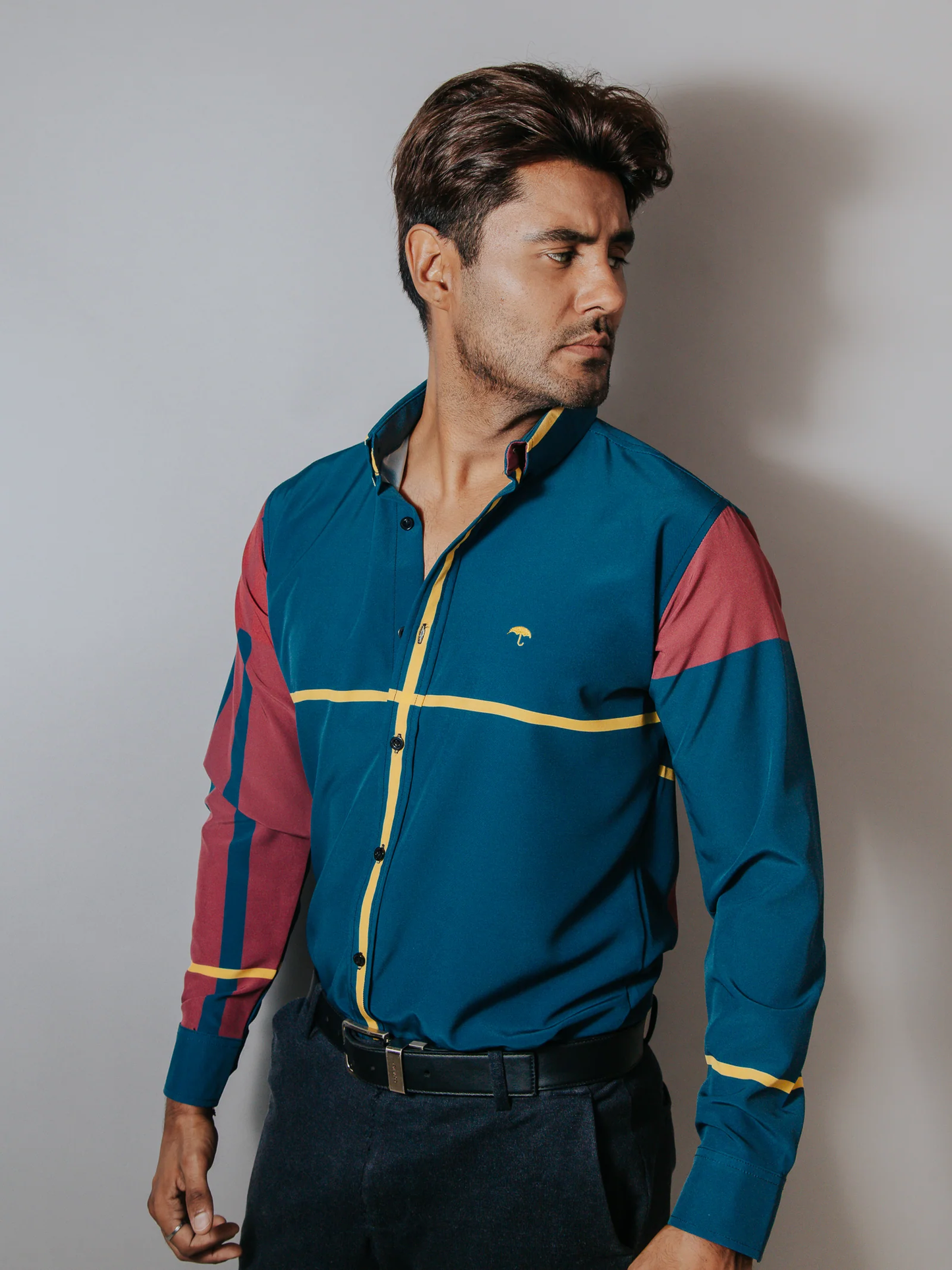 CAMISA HOMBRE SLIM FIT, AZUL FRANJA VINO Y LÍNEA AMARILLA