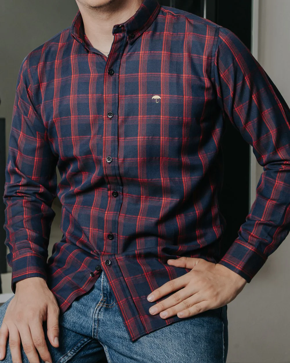 CAMISA HOMBRE CASUAL CUADROS AZUL MARINO LÍNEAS ROJAS