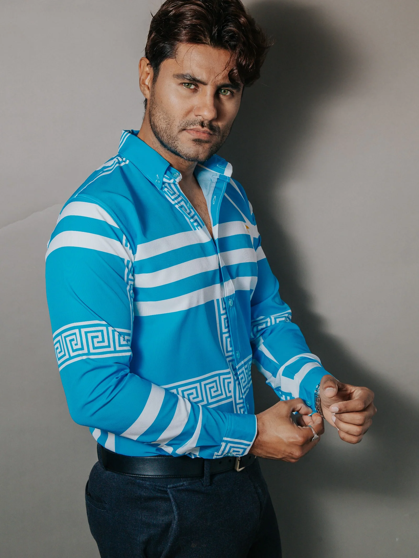 CAMISA HOMBRE SLIM FIT, AZUL CIELO DETALLE GRIEGO BLANCO