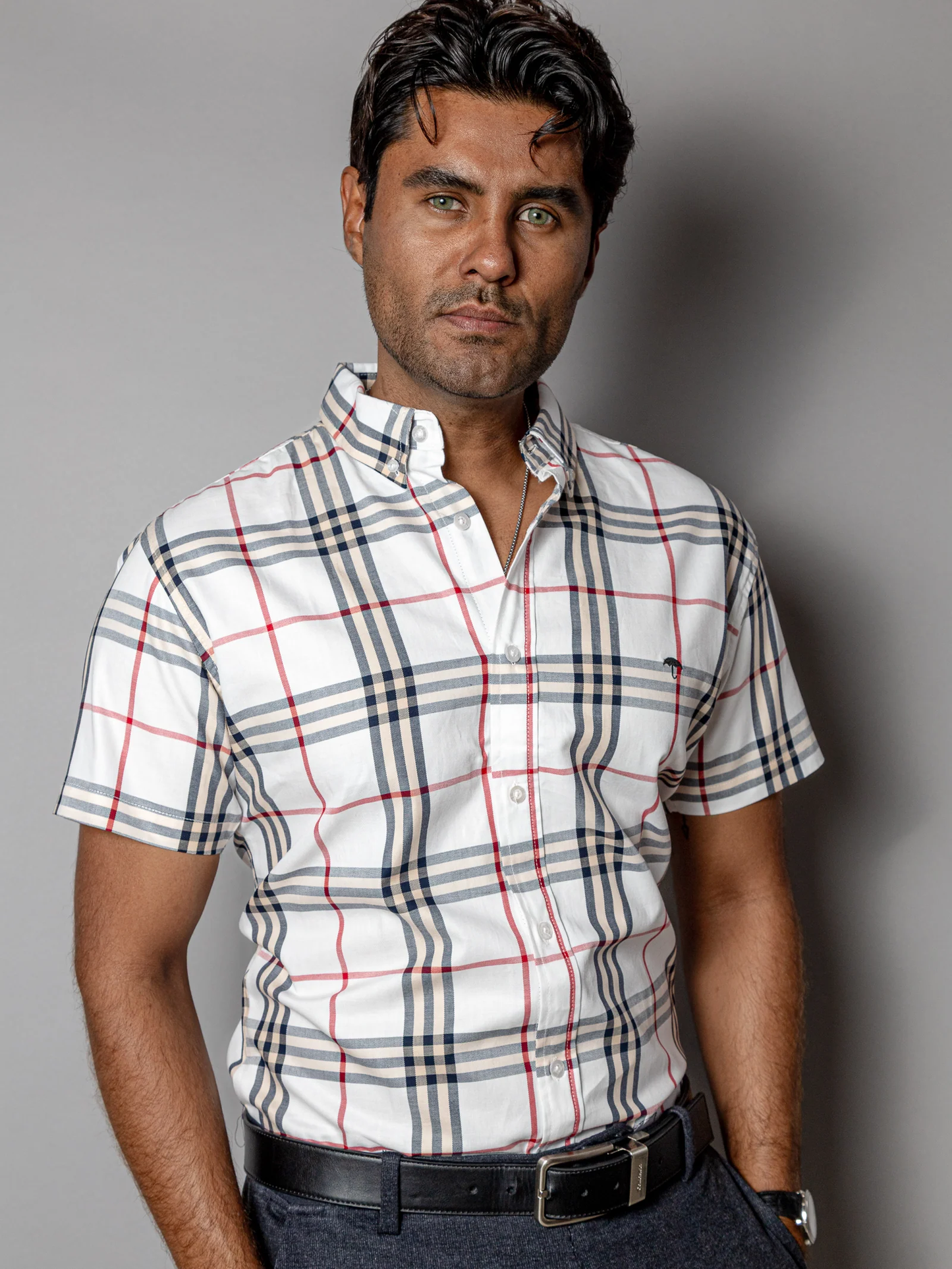 CAMISA HOMBRE CASUAL BLANCA LINEAS CAFE, AZUL Y ROJO
