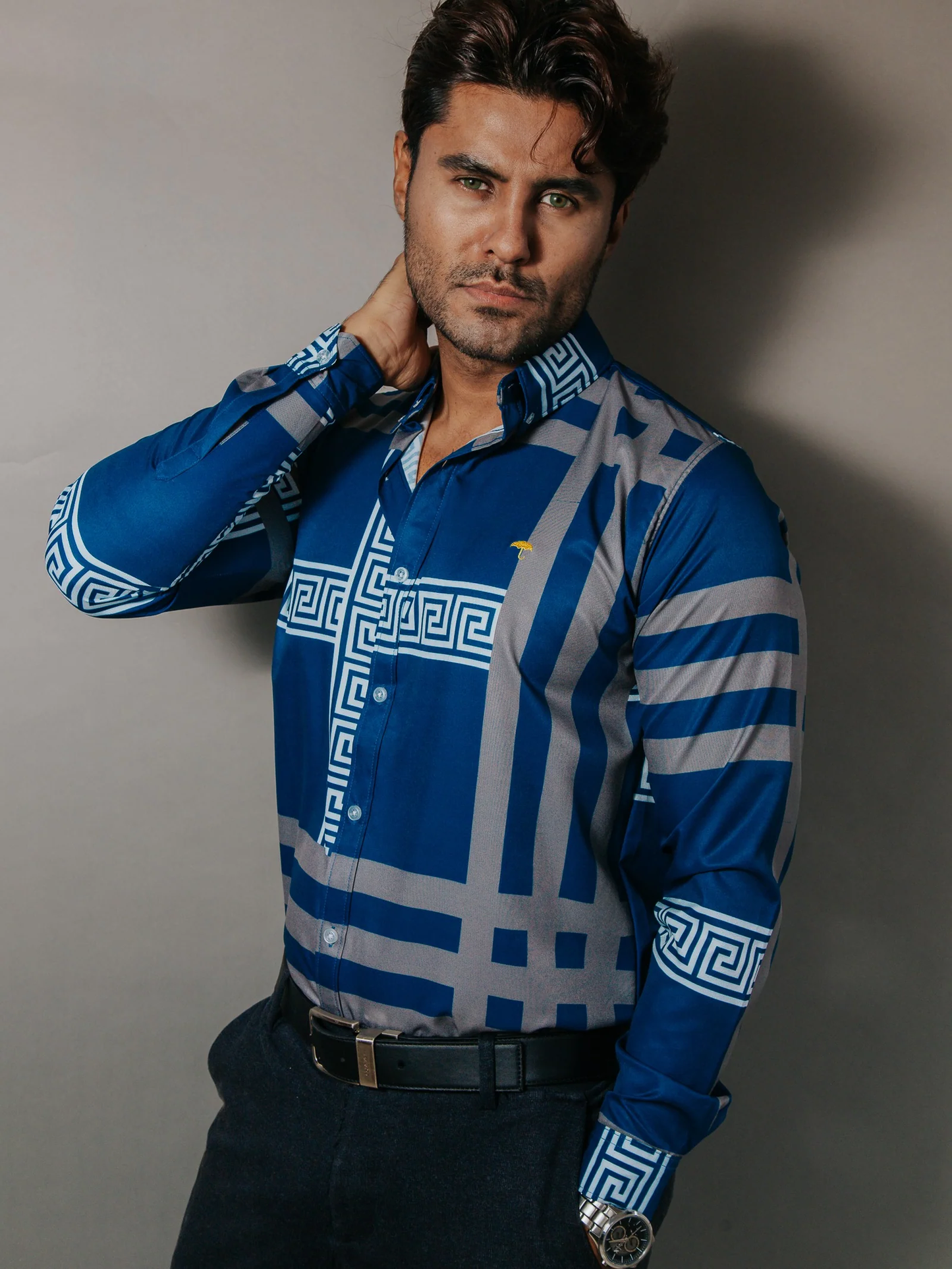 CAMISA HOMBRE SLIM FIT AZUL DETALLE GRIEGO BLANCO LÍNEAS GRIS