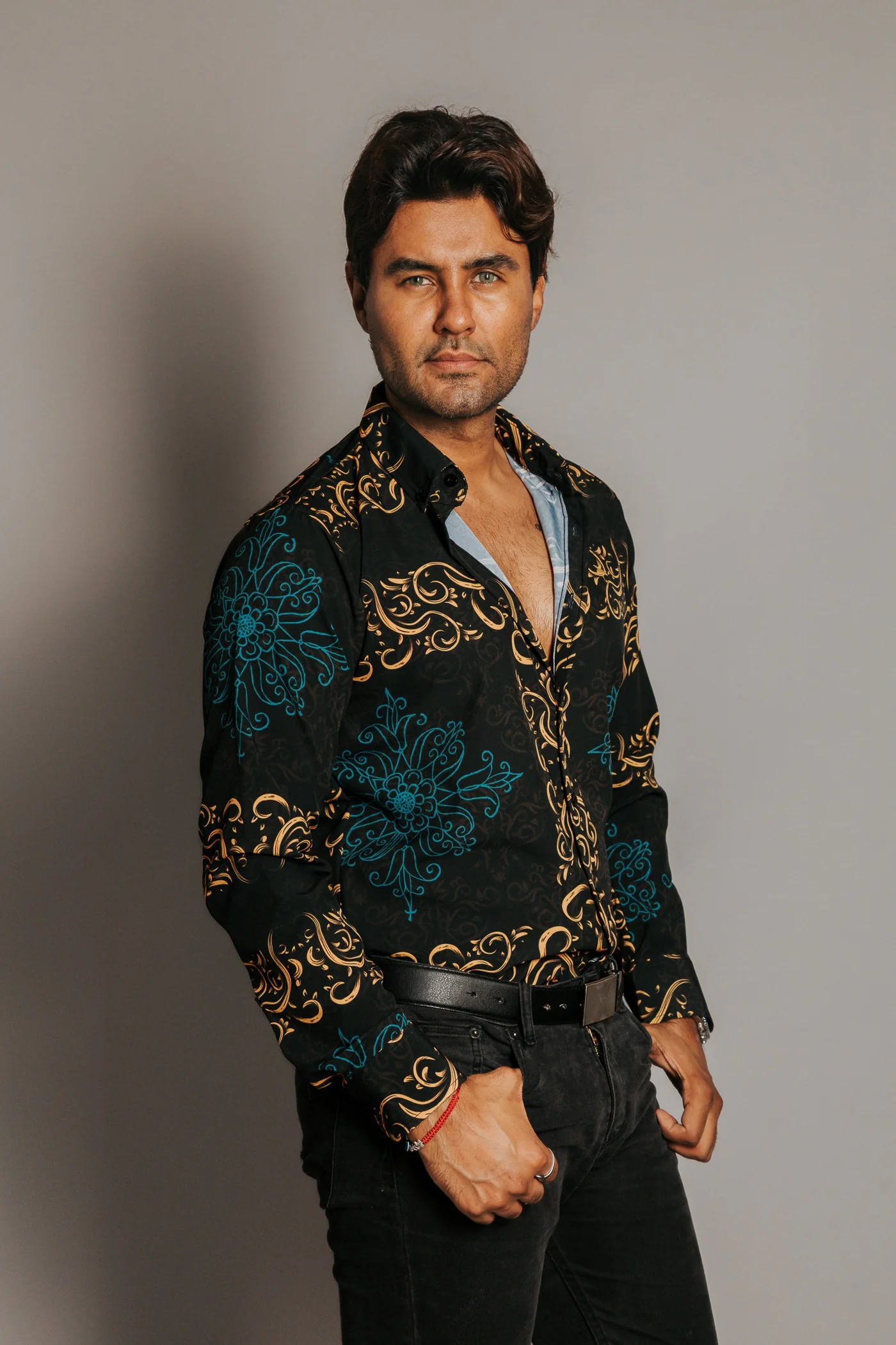 CAMISA HOMBRE SLIM FIT, DETALLE ORNAMENTAL DORADO MÁNDALA AZUL