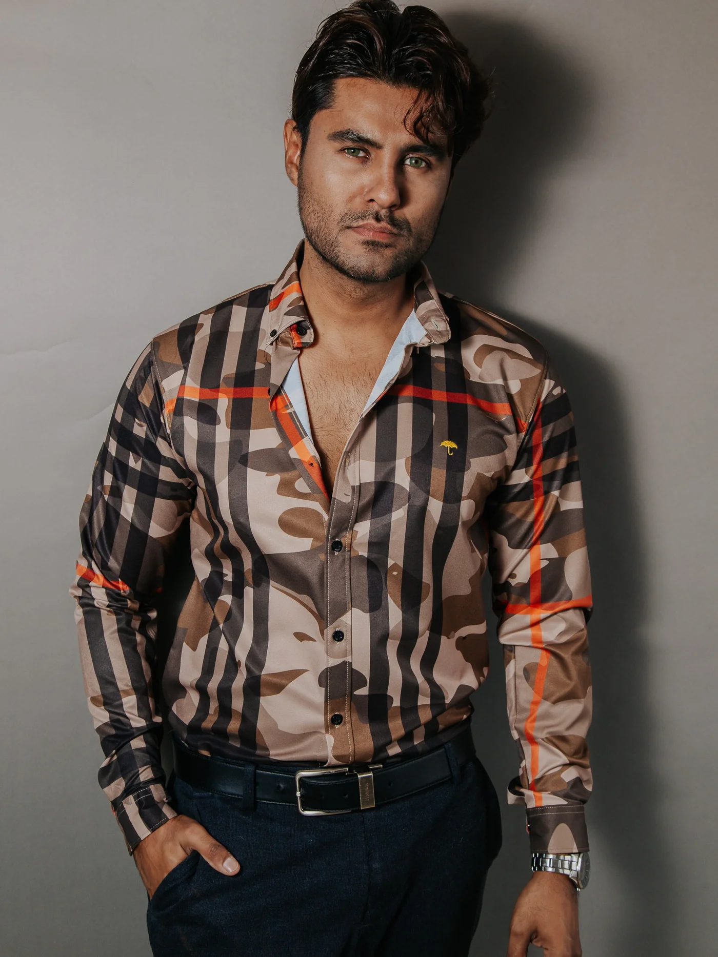 CAMISA HOMBRE SLIM FIT CAMUFLAJE LÍNEA NARANJA