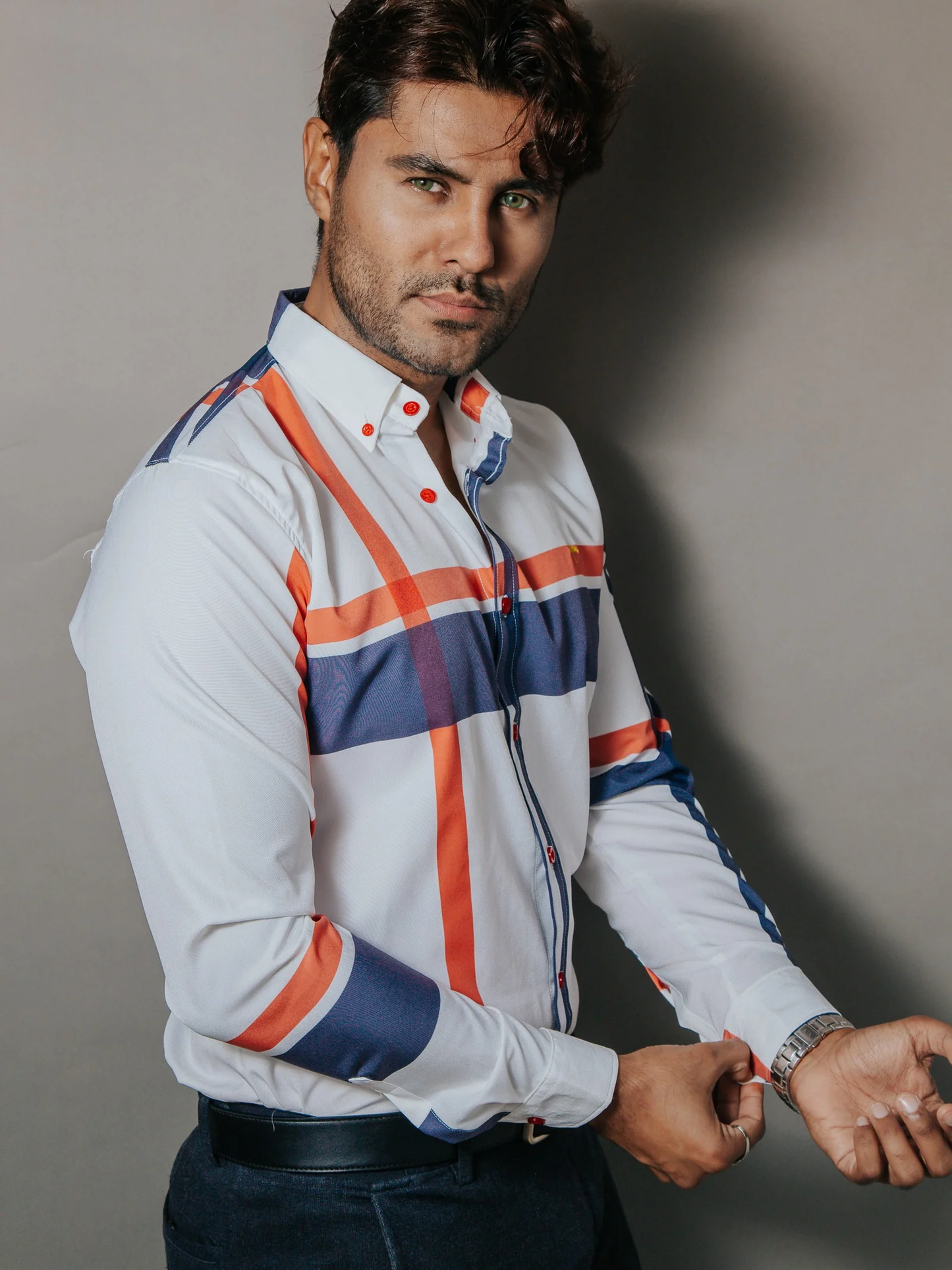 CAMISA HOMBRE CASUAL COLOR HUESO LÍNEAS AZUL Y ROJO