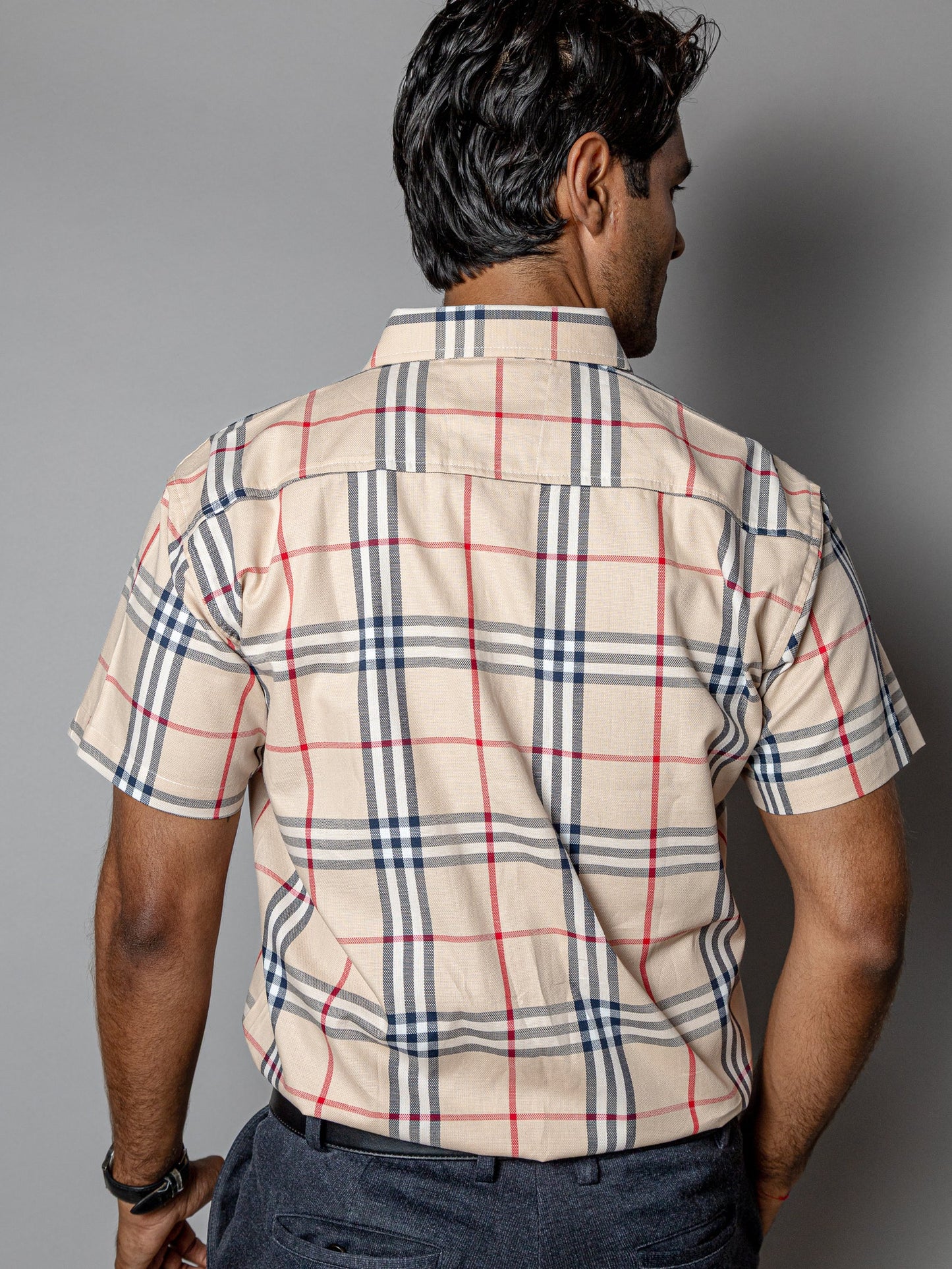 CAMISA CASUAL HOMBRE, BEIGE LÍNEAS ROJO, NEGRA Y BLANCA