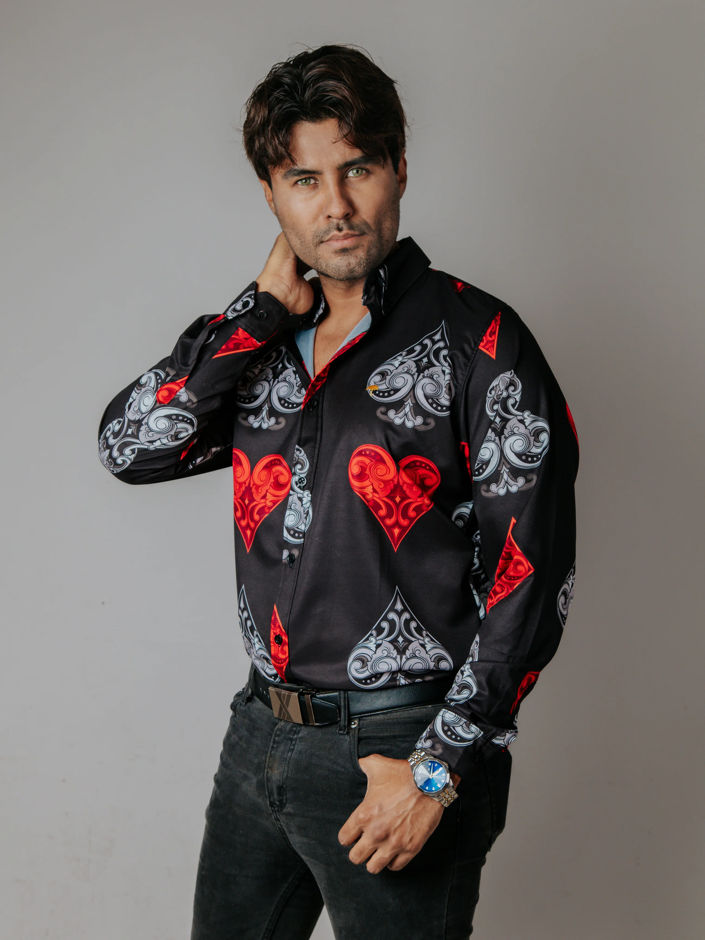 CAMISA HOMBRE SLIM FIT, NEGRA PICAS TRÉBOLES CORAZÓN ROJO Y GRIS