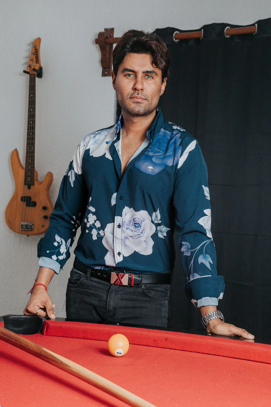 CAMISA HOMBRE SLIM FIT, NEGRA ROSAS MORADAS Y BLANCAS