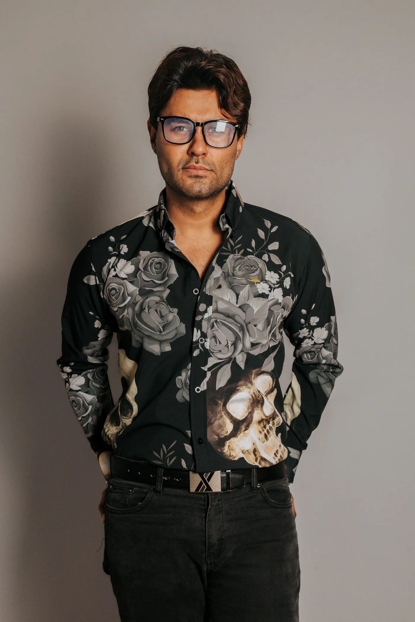 CAMISA HOMBRE SLIM FIT, NEGRO ROSAS CON CALAVERA