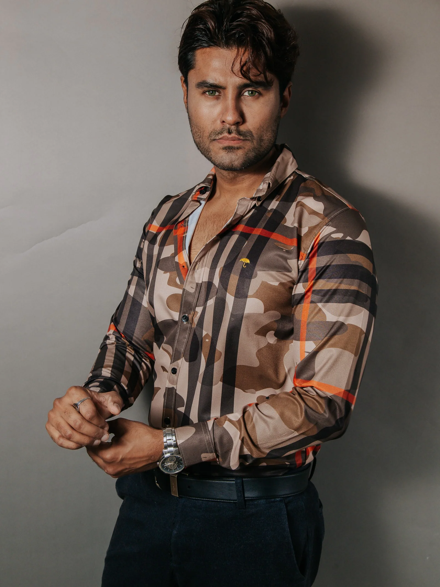 CAMISA HOMBRE SLIM FIT CAMUFLAJE LÍNEA NARANJA