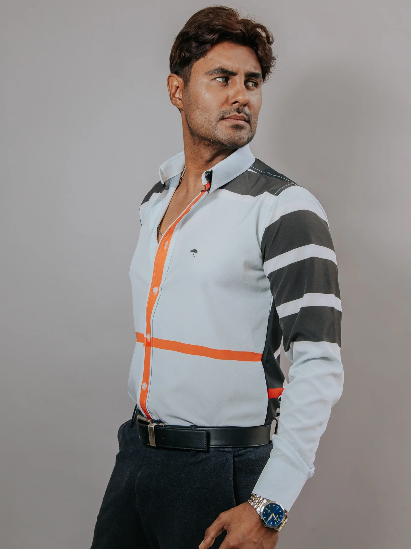 CAMISA HOMBRE SLIM FIT, AZUL CLARO LÍNEAS NEGRO Y NARANJA