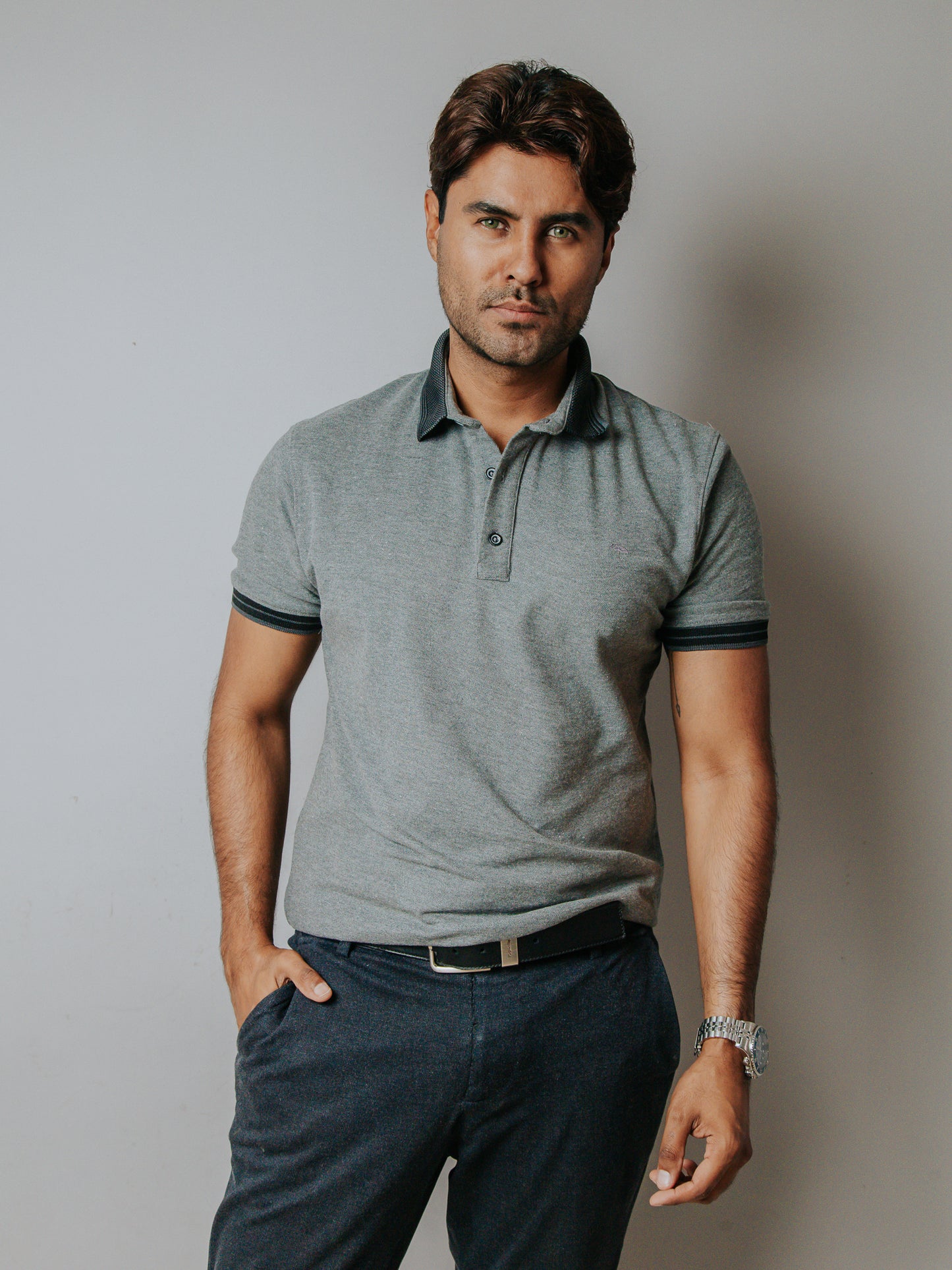 PLAYERA POLO SLIM FIT, GRIS DETALLE NEGRO