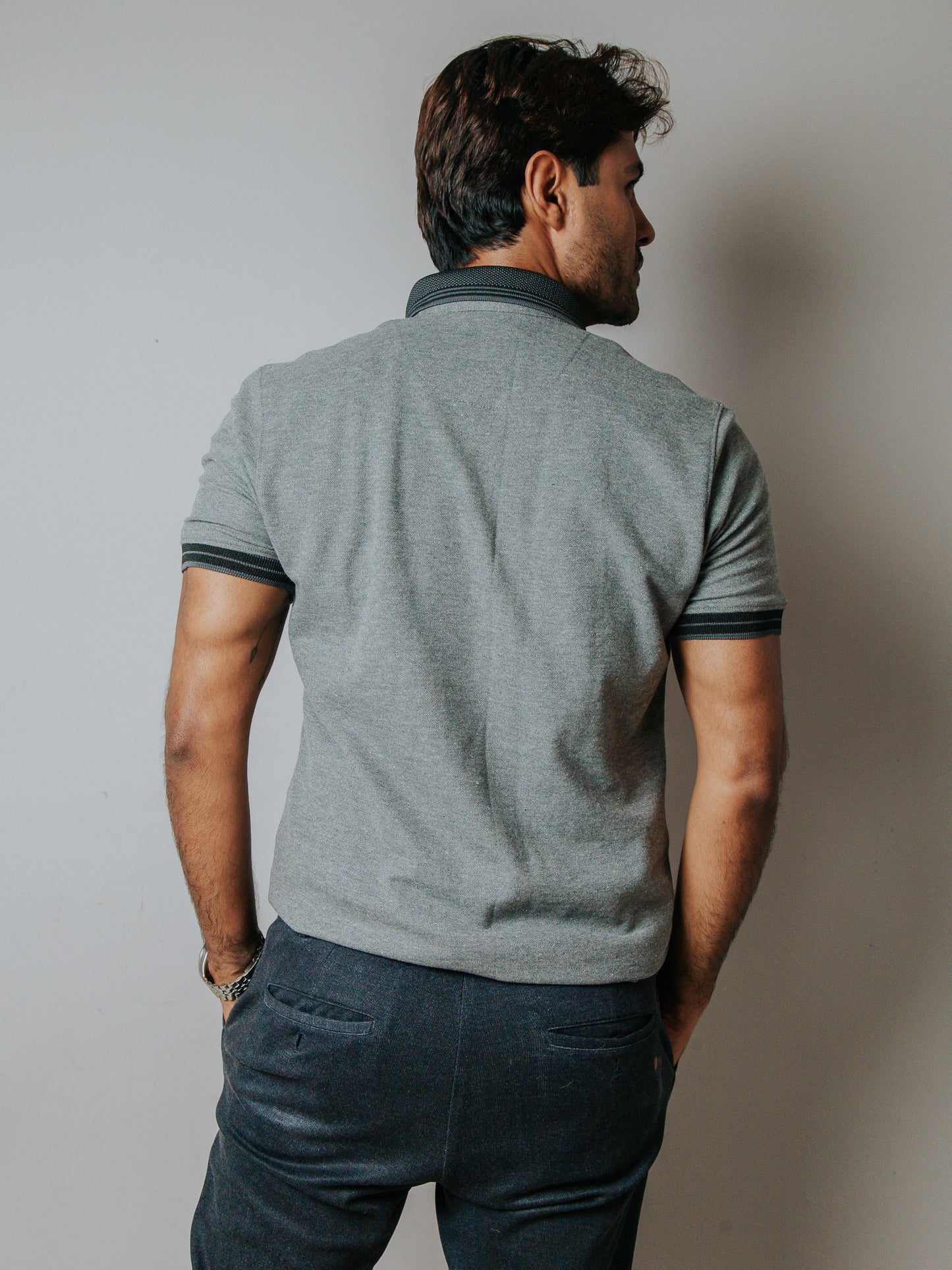 PLAYERA POLO SLIM FIT, GRIS DETALLE NEGRO