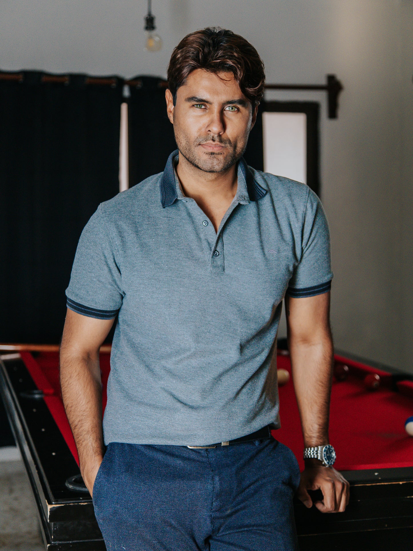 PLAYERA POLO SLIM FIT, GRIS DETALLE NEGRO