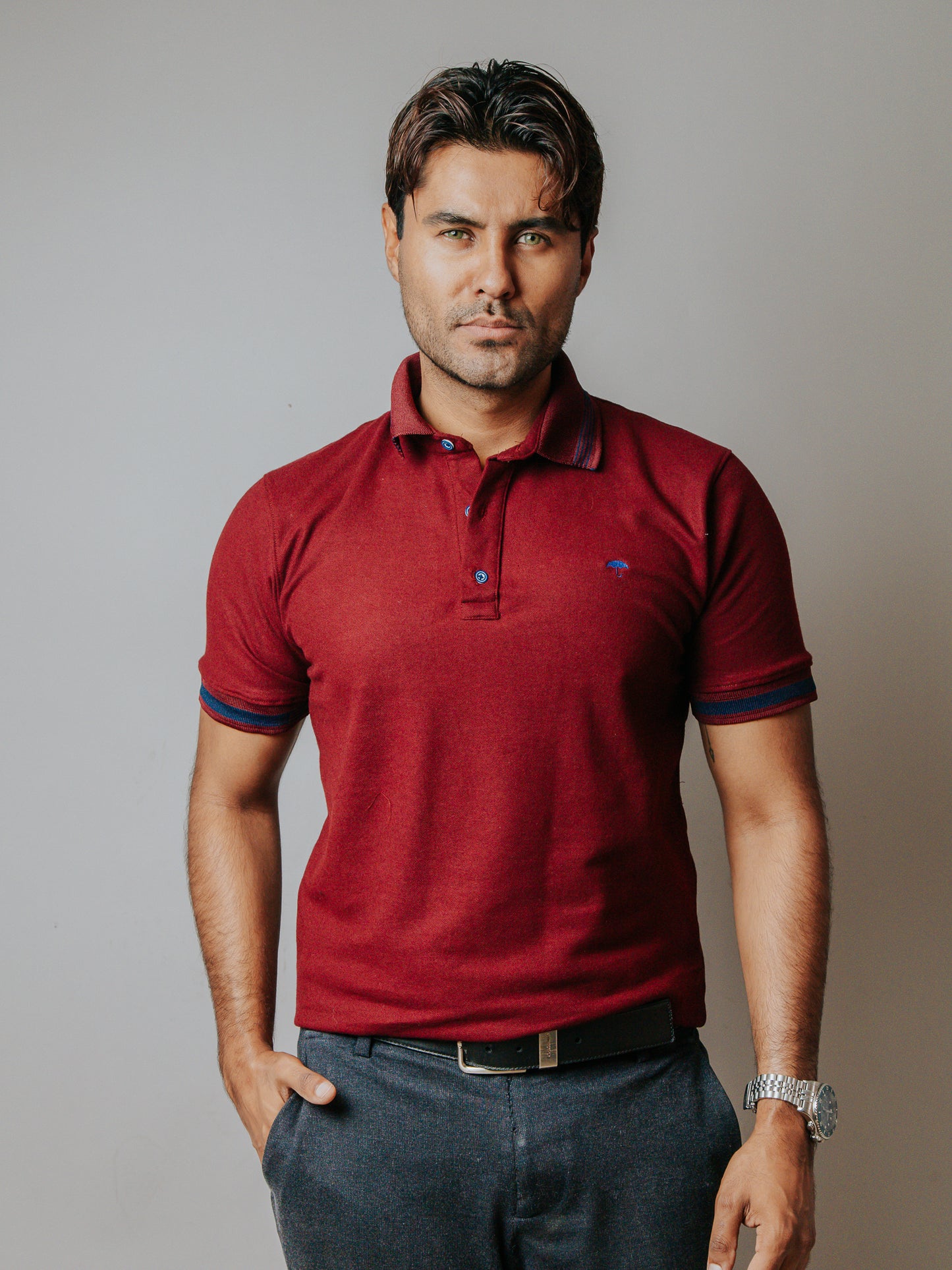 PLAYERA POLO SLIM FIT, VINO DETALLE AZUL MARINO