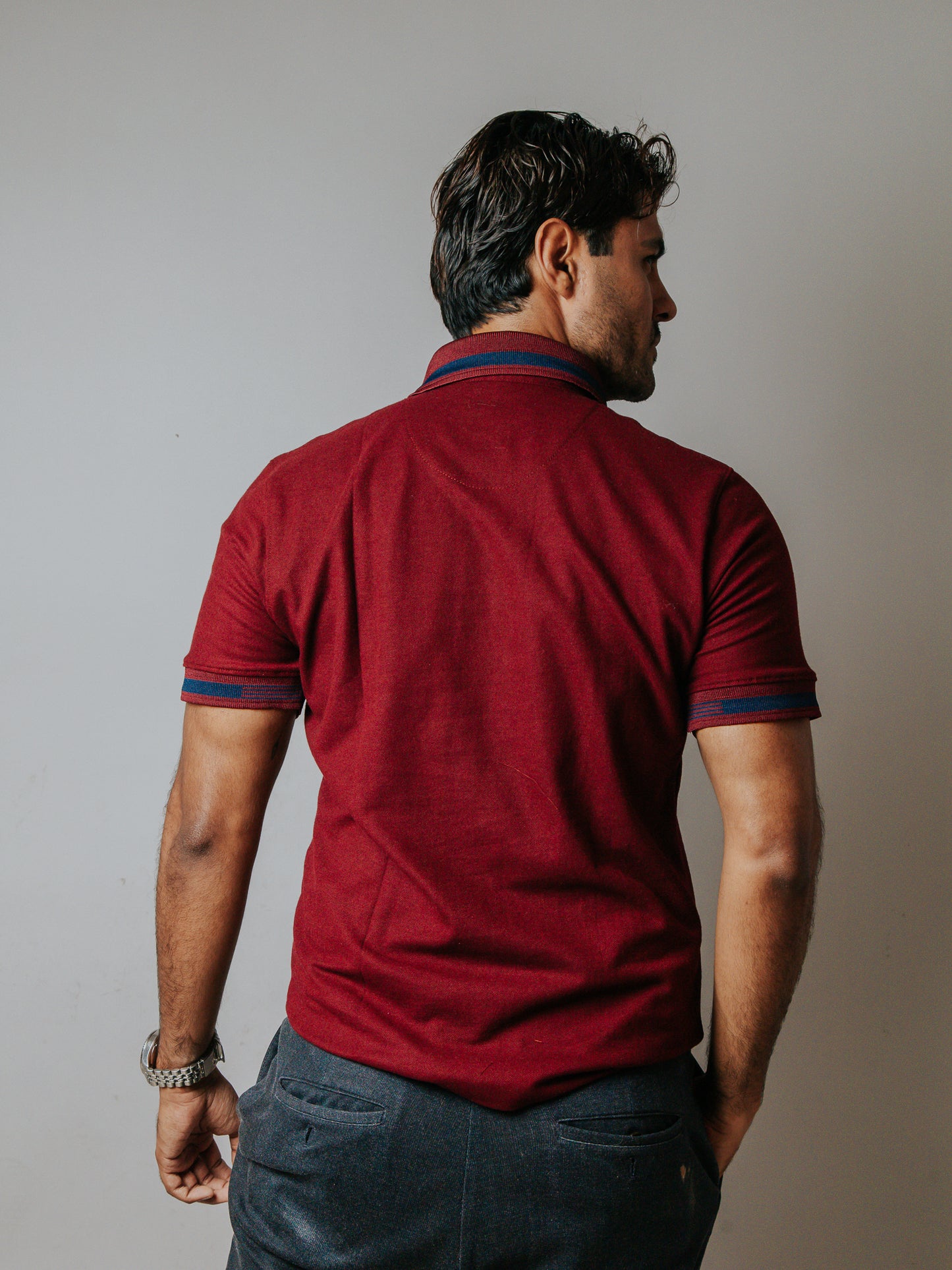 PLAYERA POLO SLIM FIT, VINO DETALLE AZUL MARINO