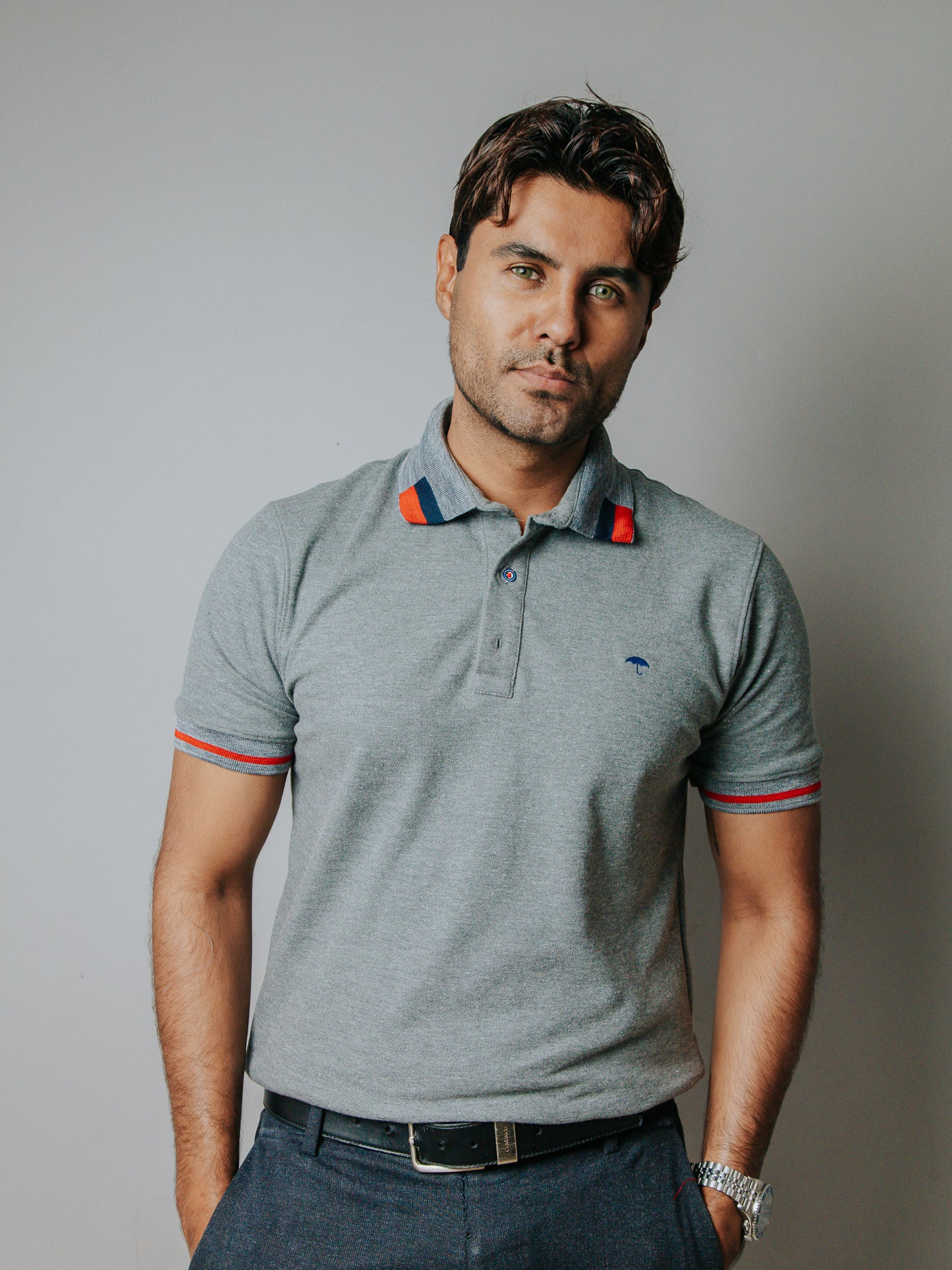 PLAYERA POLO SLIM FIT, GRIS DETALLE MARINO Y ROJO