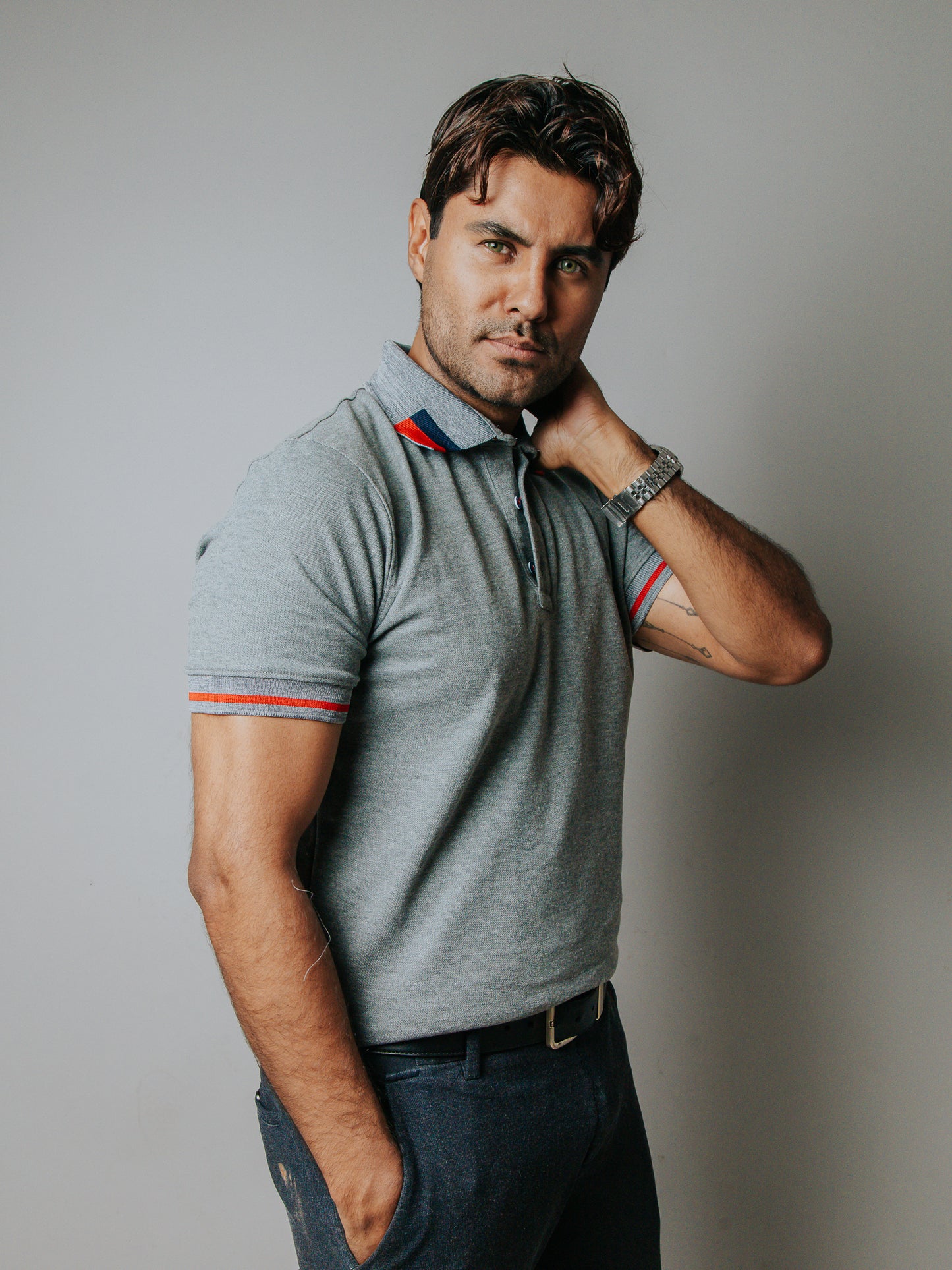 PLAYERA POLO SLIM FIT, GRIS DETALLE MARINO Y ROJO