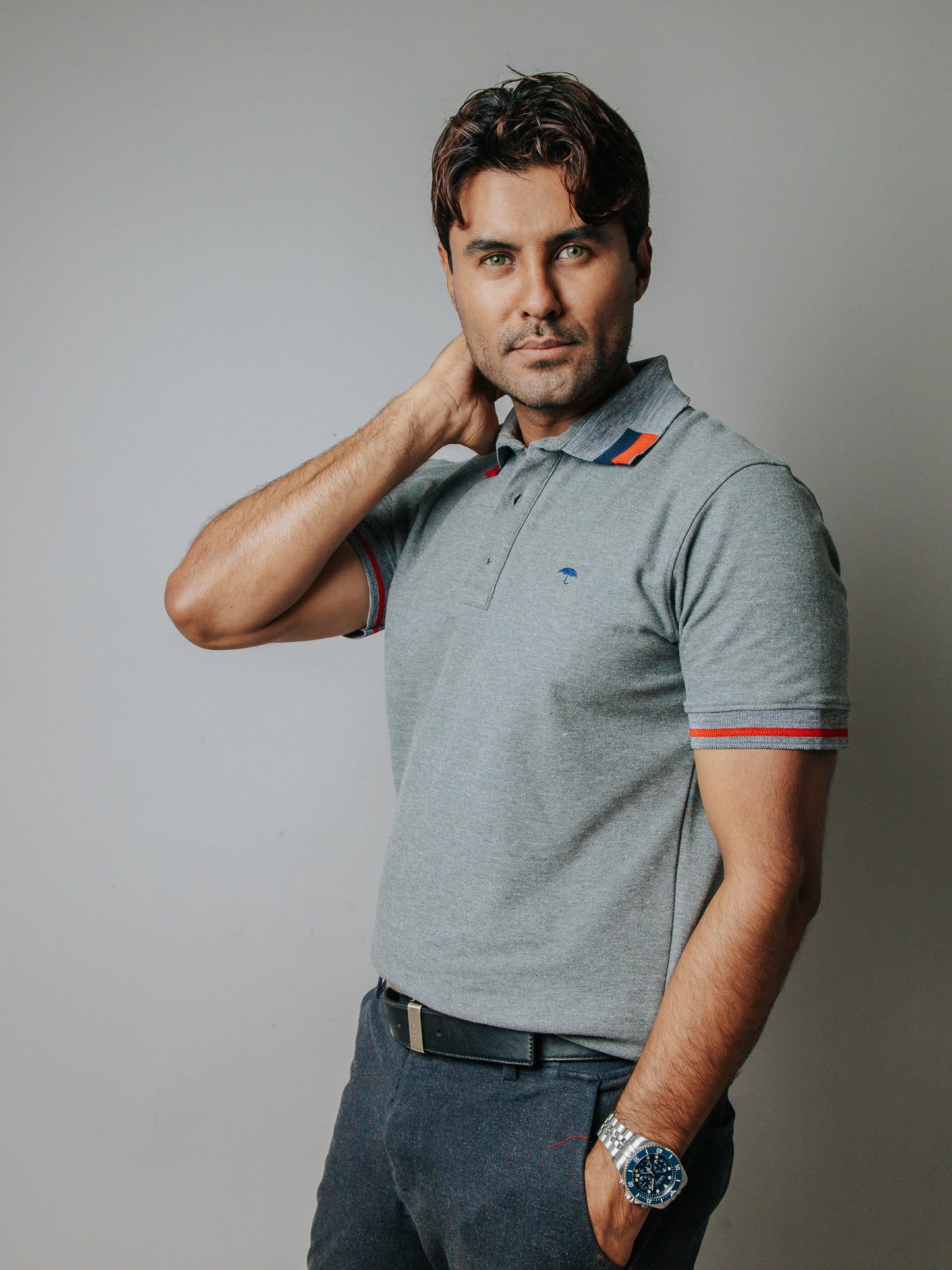 PLAYERA POLO SLIM FIT, GRIS DETALLE MARINO Y ROJO