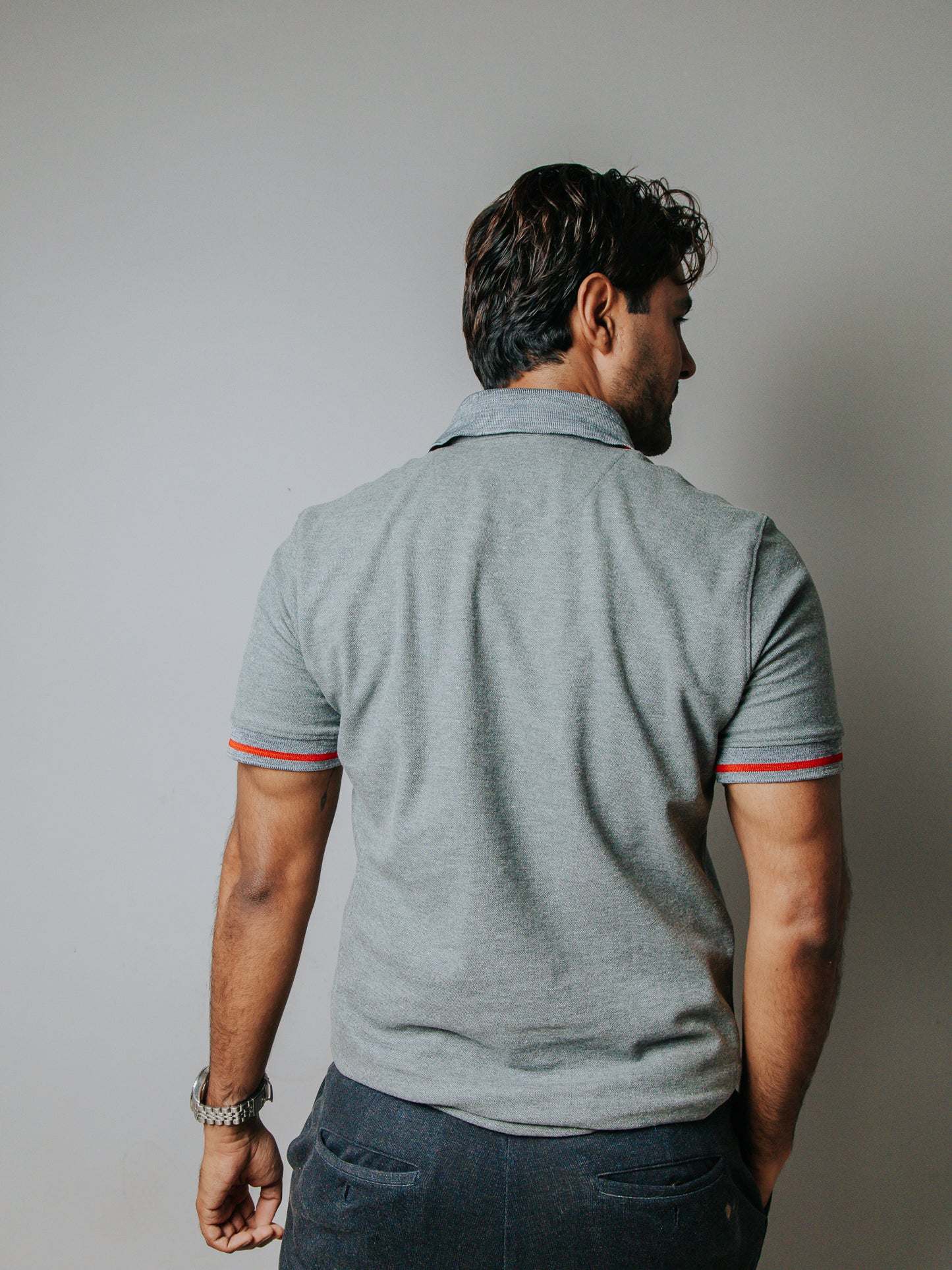 PLAYERA POLO SLIM FIT, GRIS DETALLE MARINO Y ROJO