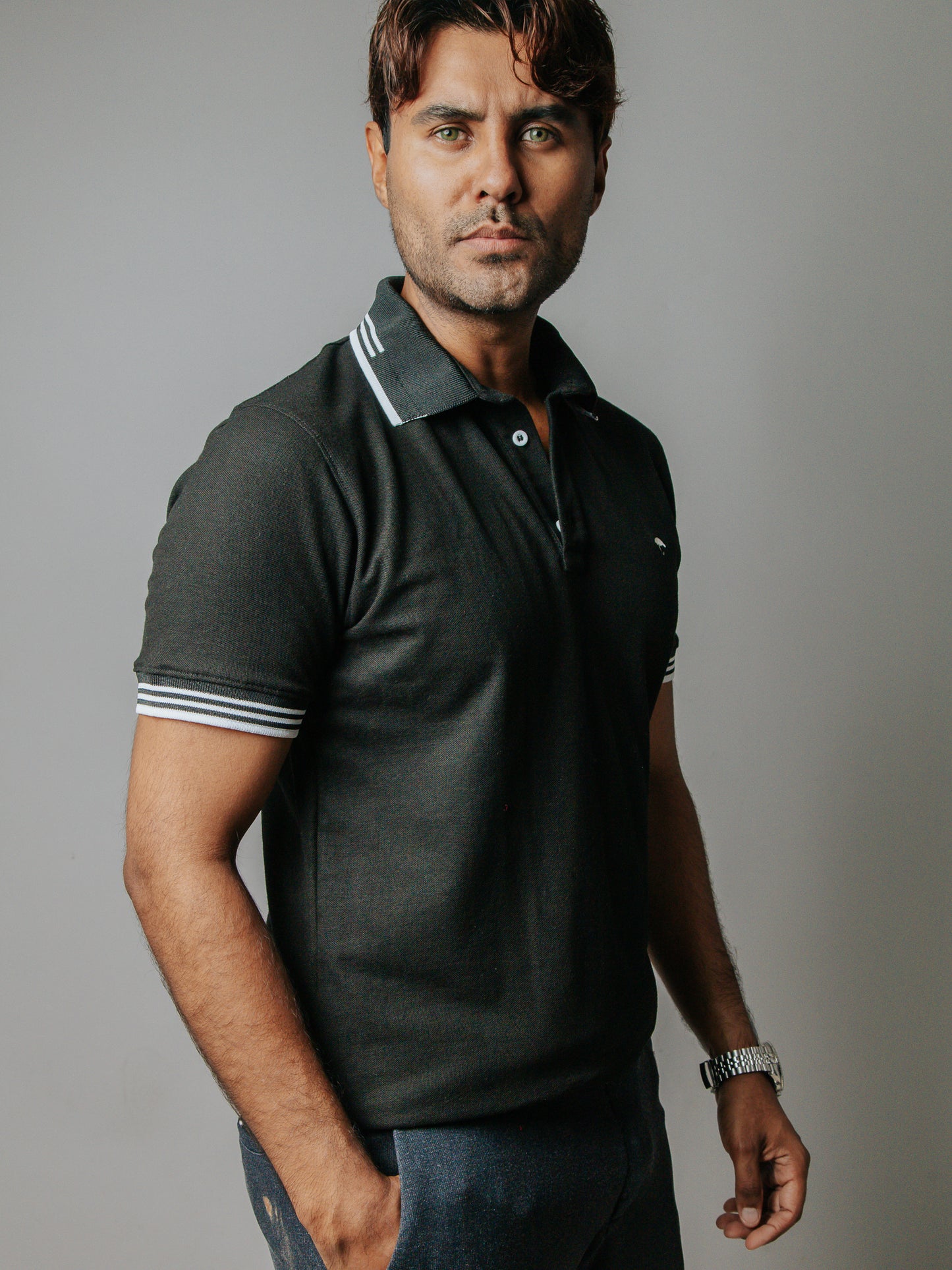 PLAYERA POLO SLIM FIT, NEGRA LÍNEAS BLANCAS
