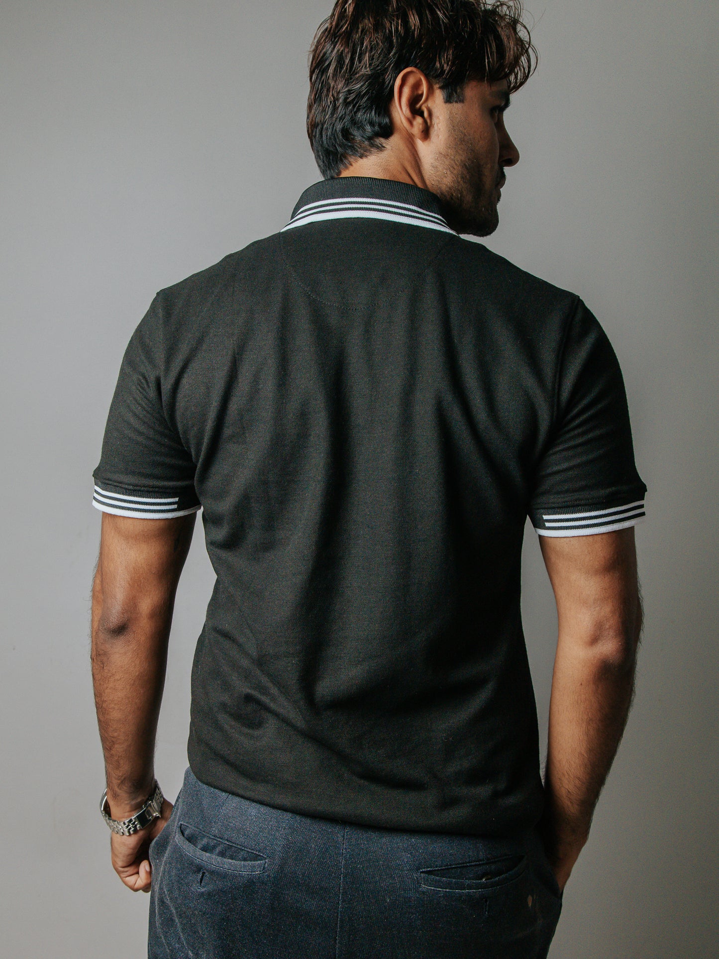 PLAYERA POLO SLIM FIT, NEGRA LÍNEAS BLANCAS