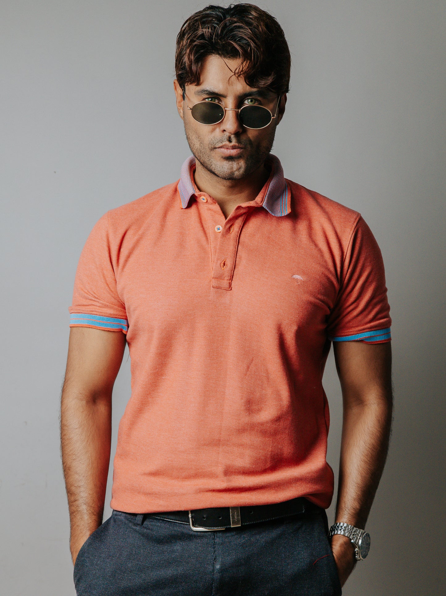 PLAYERA POLO SLIM FIT, SALMÓN DETALLE AZUL
