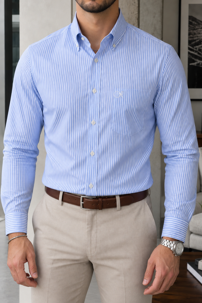 CAMISA DE VESTIR BLANCA LÍNEAS AZUL CIELO