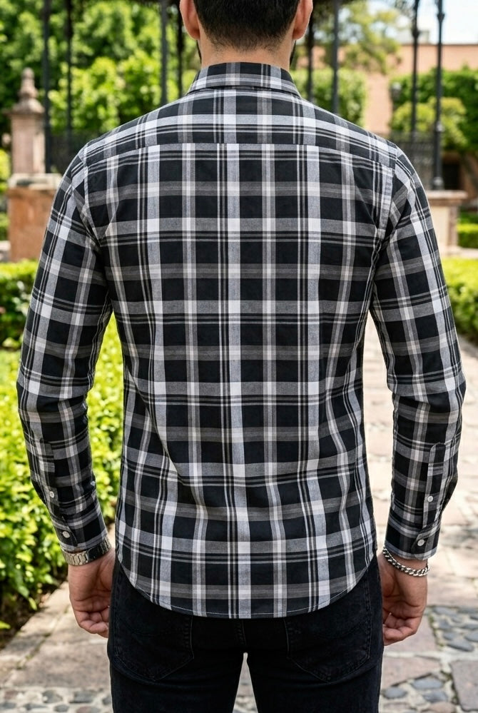 Camisa Manga Larga Con Bolsa Cuadros Negros y Blancos