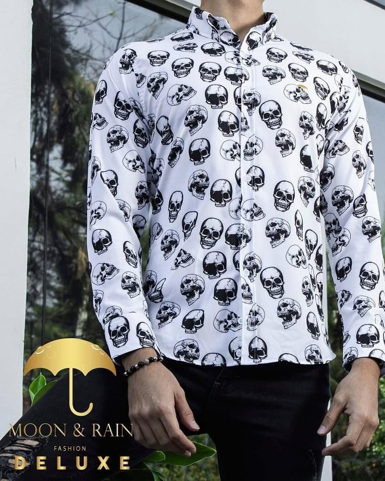 CAMISA HOMBRE CASUAL SLIM FIT BLANCA CALAVERAS NEGRAS