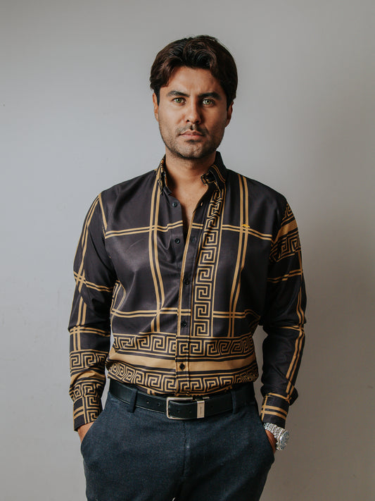 CAMISA SLIM FIT, NEGRA DETALLES GRIEGOS DORADOS
