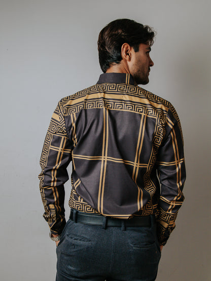 CAMISA SLIM FIT, NEGRA DETALLES GRIEGOS DORADOS